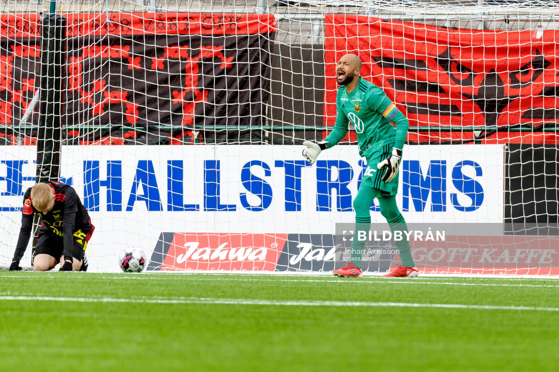 Östersunds målvakt Aly Keita reagerar