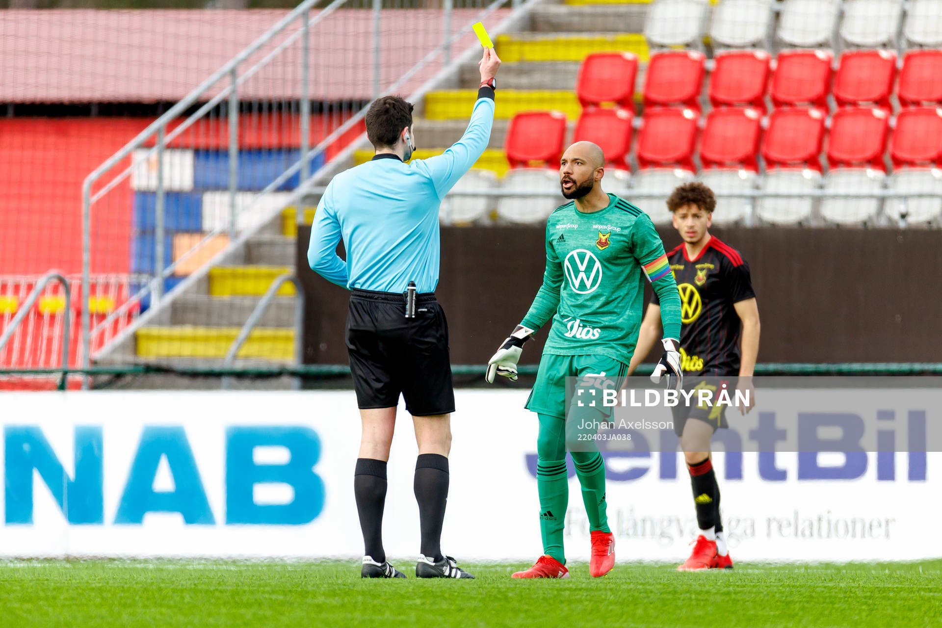 domare Enzo Vesprini ger Östersunds målvakt Aly Keita