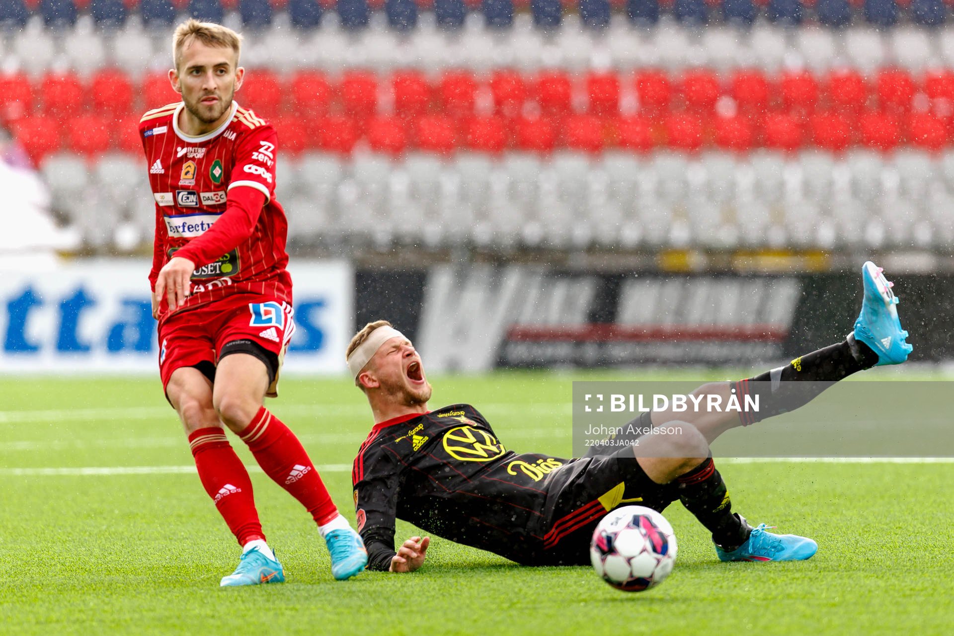 Skövdes Jack Cooper Love i kamp med Östersunds Kevin Jablinski under fotbollsmatchen i Superettan mellan Östersund och Skövde den 3 april 2022 i Östersund.