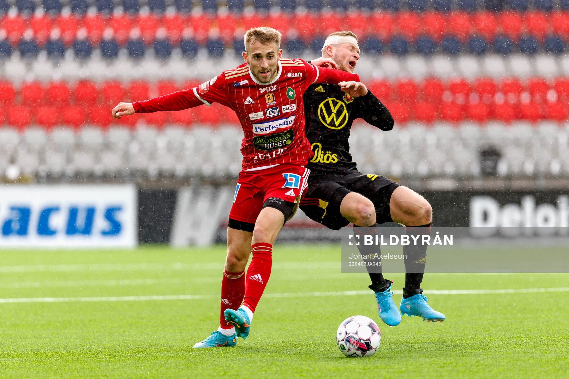 Skövdes Jack Cooper Love i kamp med Östersunds Kevin Jablinski under fotbollsmatchen i Superettan mellan Östersund och Skövde den 3 april 2022 i Östersund.