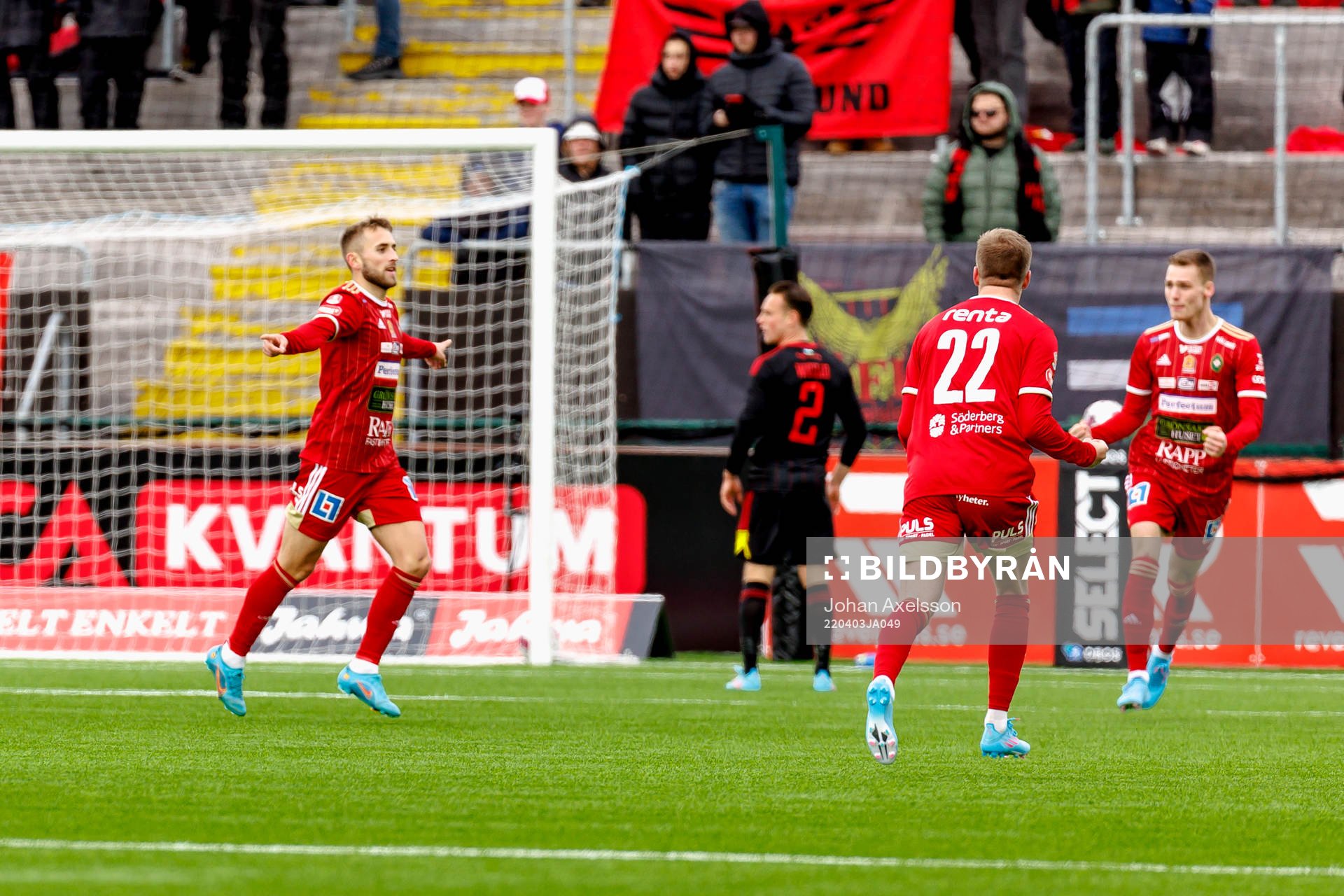Skövdes Jack Cooper Love jublar efter 2-2 under fotbollsmatchen i Superettan mellan Östersund och Skövde den 3 april 2022 i Östersund. 
