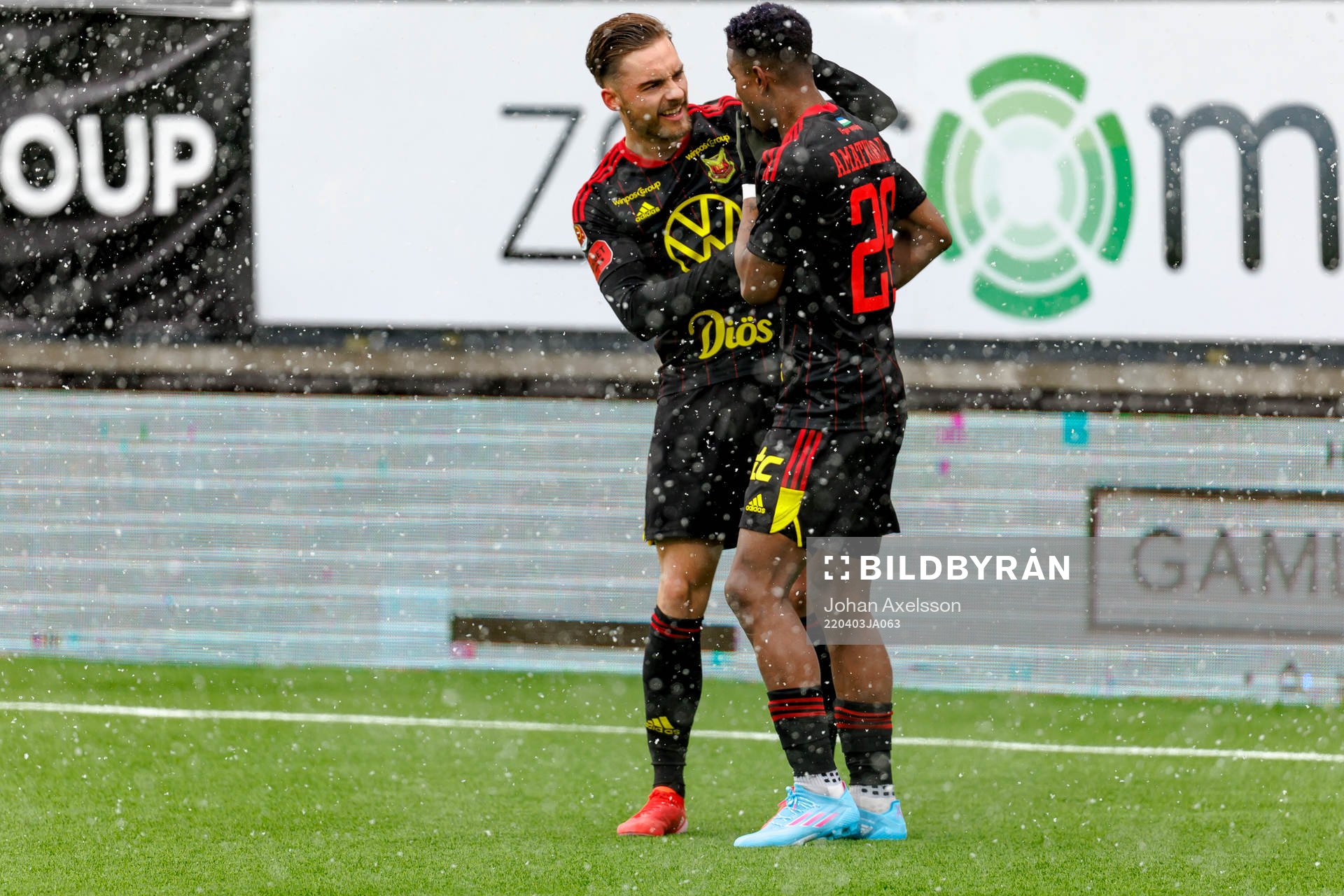 Östersunds Felix Hörberg  jublar med Östersunds Chovanie