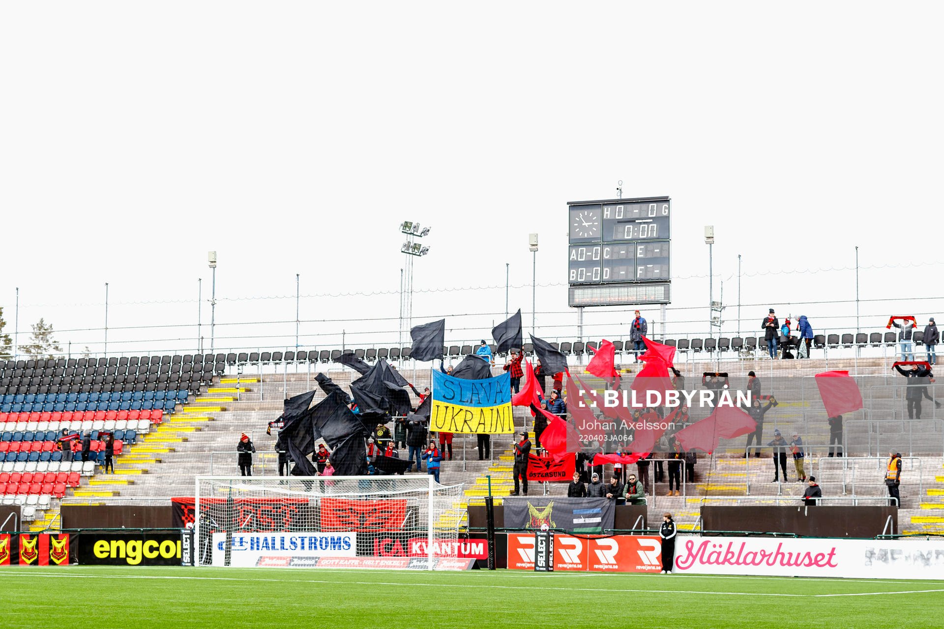En flagga med protester mot kriget i Ukraina