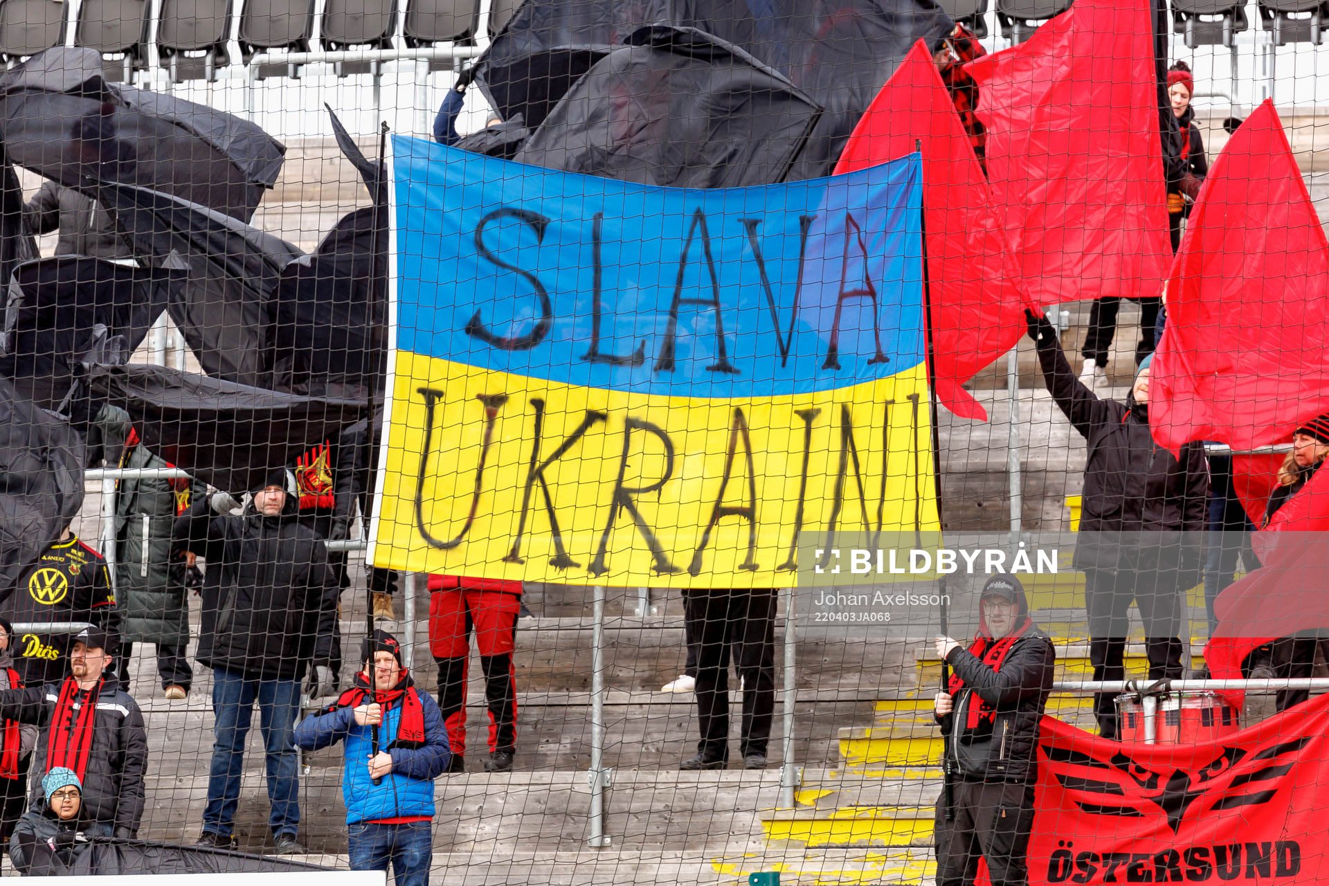 En flagga med protester mot kriget i Ukraina