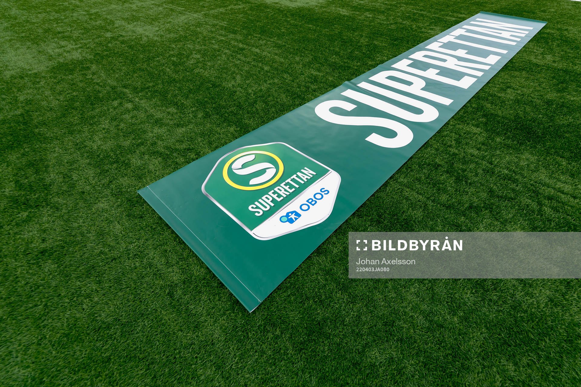 En banderoll med Superettans logo på