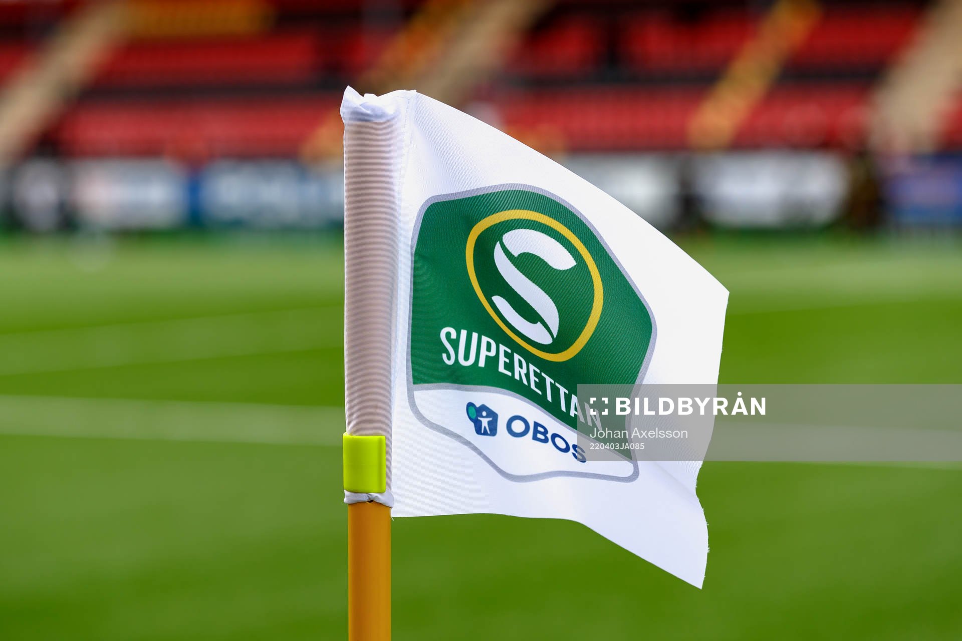 En flagga med Superettans logo på