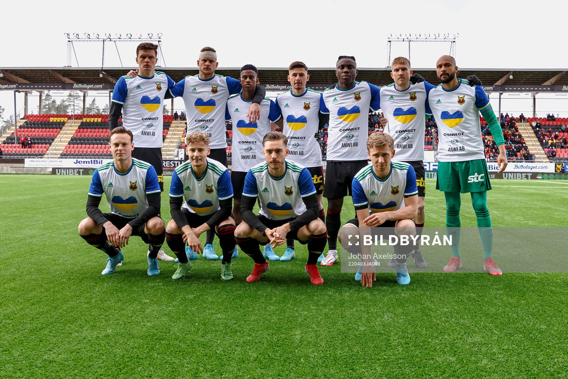 Övre raden, Östersunds Myroslav Mazur, Kevin Jablinski, Chovanie Amatkarijo, Nokolaos Dosis, Jordan Attah Kadiri, Simon Kroon målvakt Aly Keita, nedre raden, Cesar Weilid, Henrik Bellman, Felix Hörberg, Ludvig Fritzson inför fotbollsmatchen i Superettan mellan Östersund och Skövde den 3 april 2022 i Östersund.