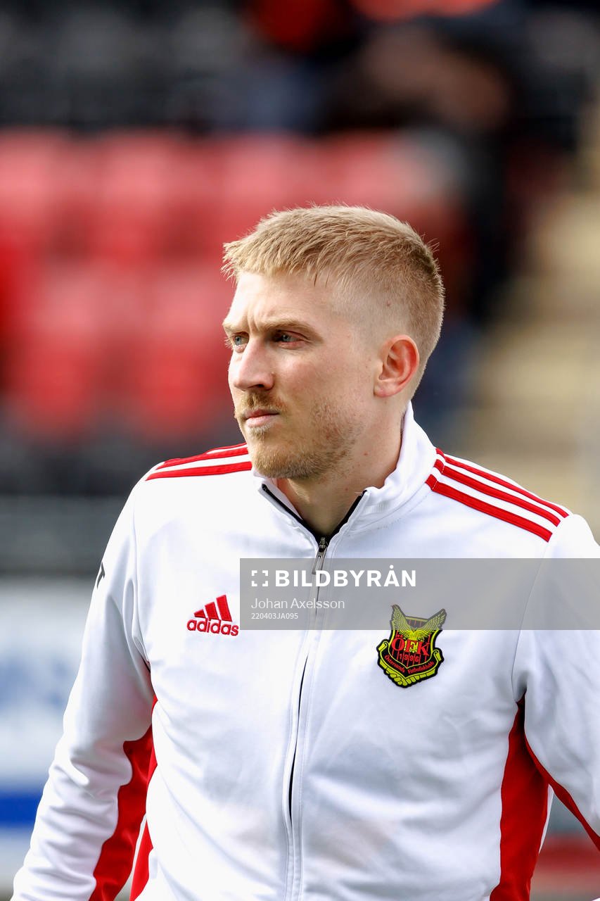 Östersunds Simon Kroon införr fotbollsmatchen i