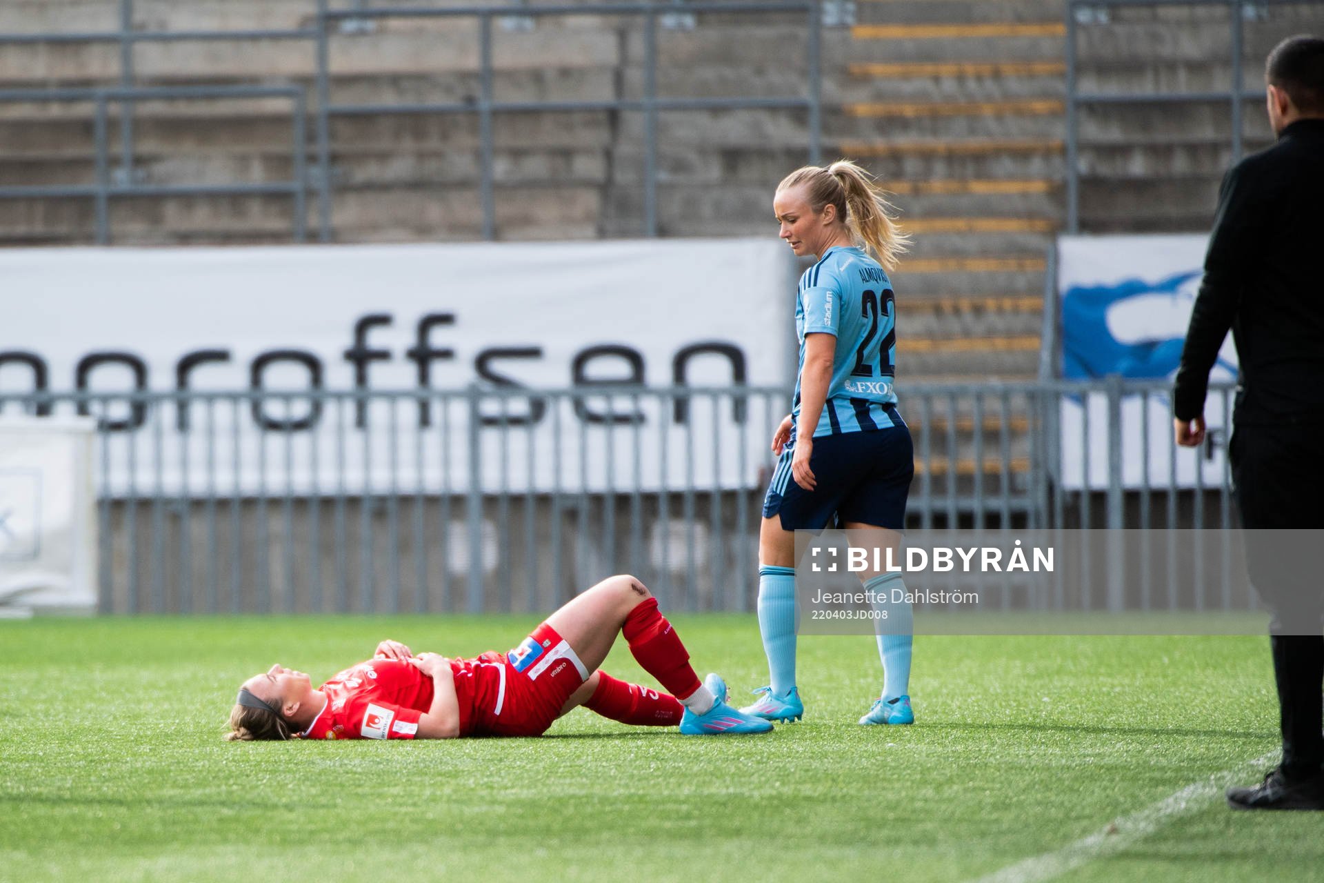 Örebros Jenna Hellstrom och Djurgårdens Tove Almqvist under fotbollsmatchen i Damallsvenskan mellan Örebro och Djurgården den 3 april 2022 i Örebro.