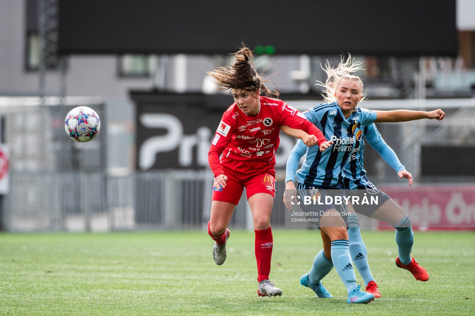 Örebros Lisa Frisk och Djurgårdens Sara Olai