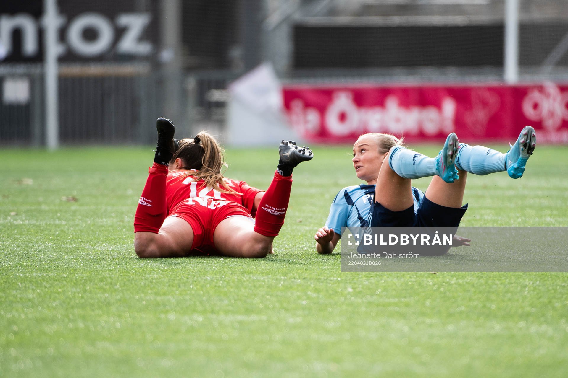 Örebros Carly Wickenheiser och Djurgårdens Tove Almqvist