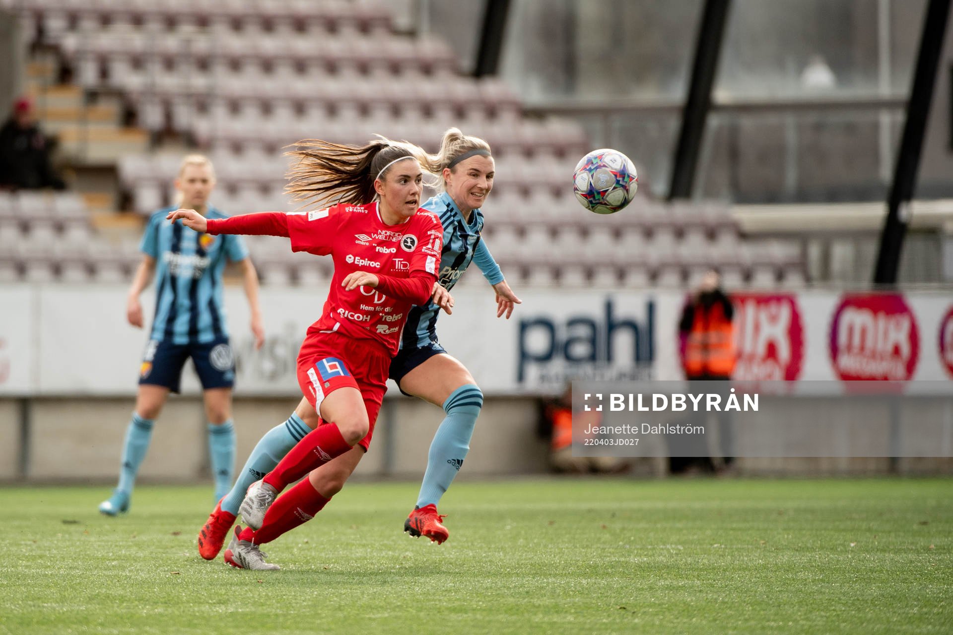 Örebros Lisa Frisk och Djurgårdens Emelie Lövgren