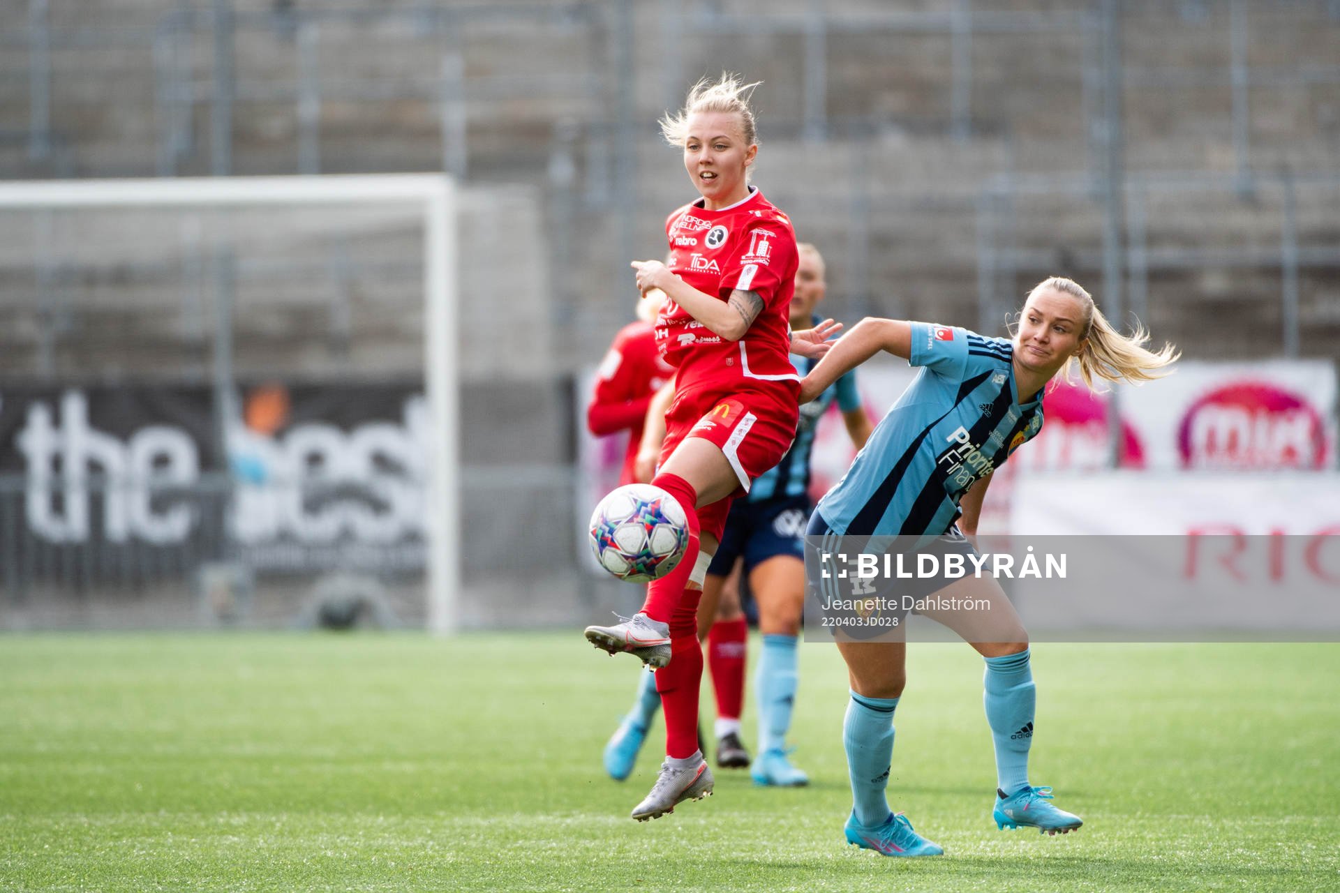 Örebros Carly Wickenheiser och Djurgårdens Tove Almqvist
