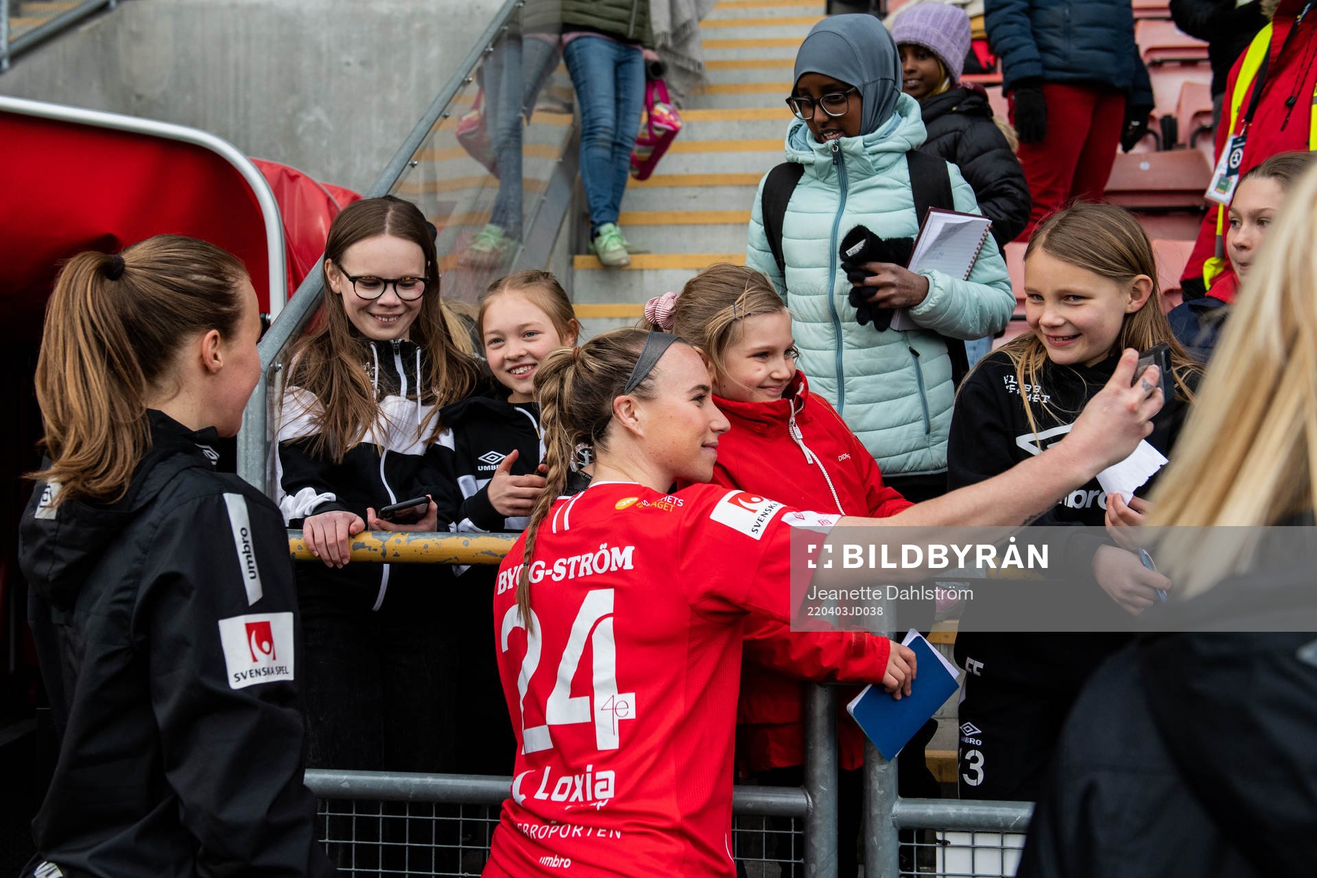 Örebros Jenna Hellström tar foton med Örebros supportar