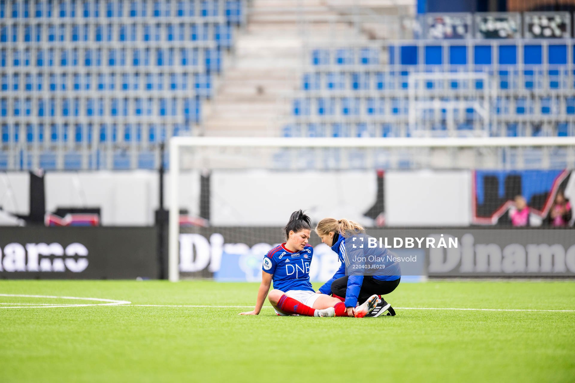 Dejana Stefanovic of Vålerenga gets medical treatment