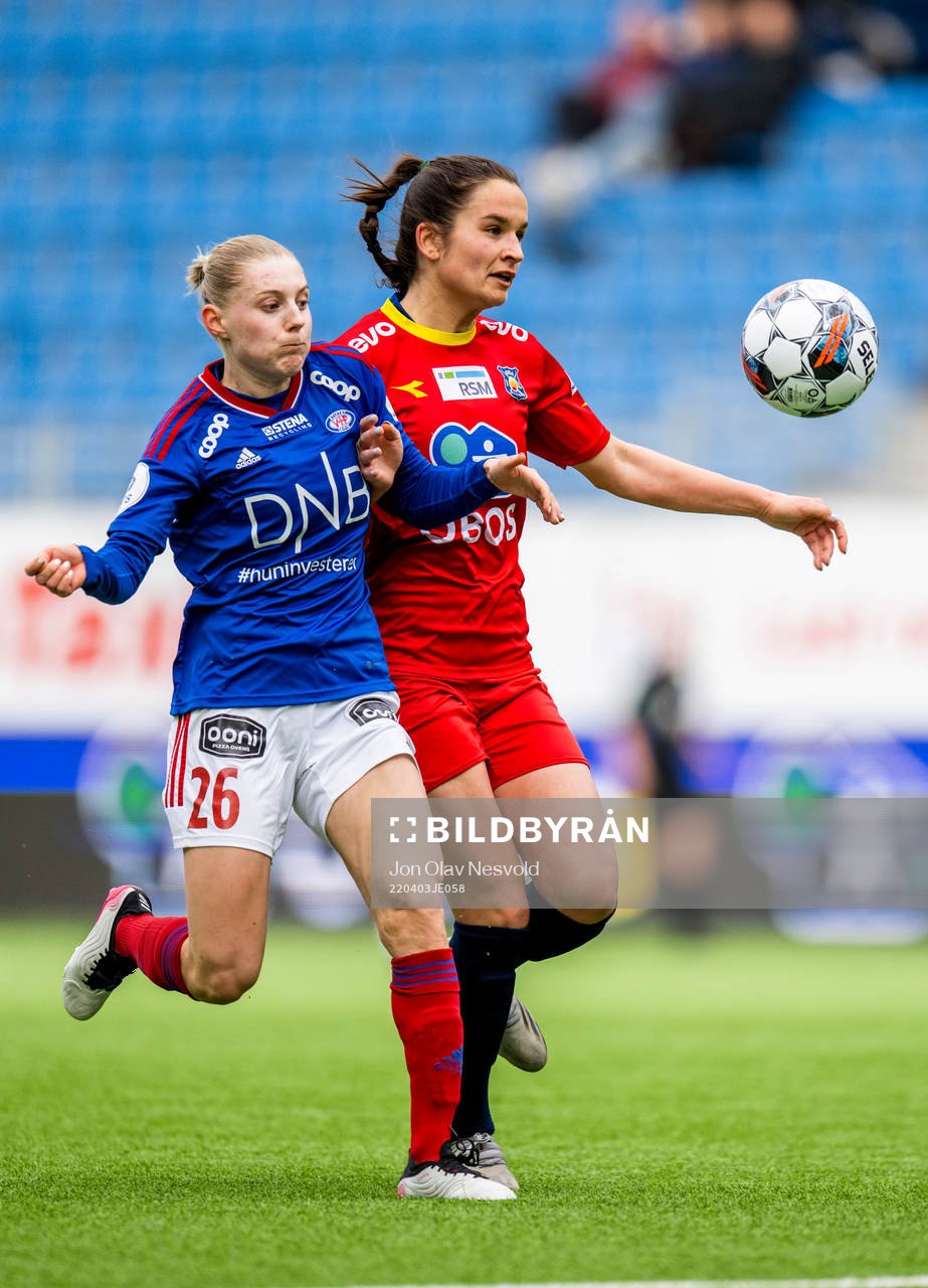 Runa Lillegård of Vålerenga and Synne Vatshelle Raa of