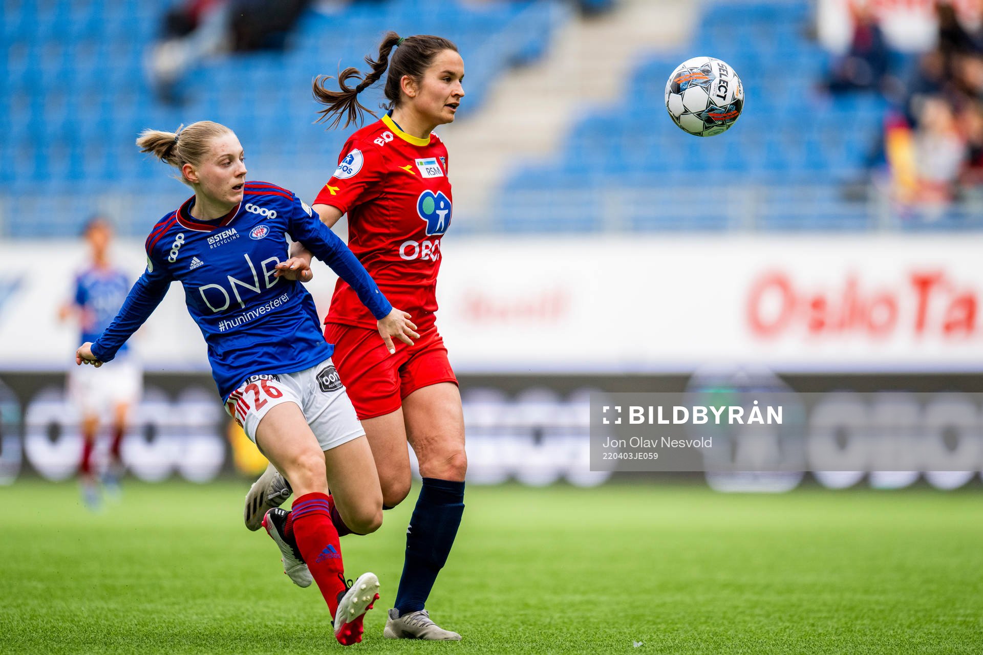 Runa Lillegård of Vålerenga and Synne Vatshelle Raa of
