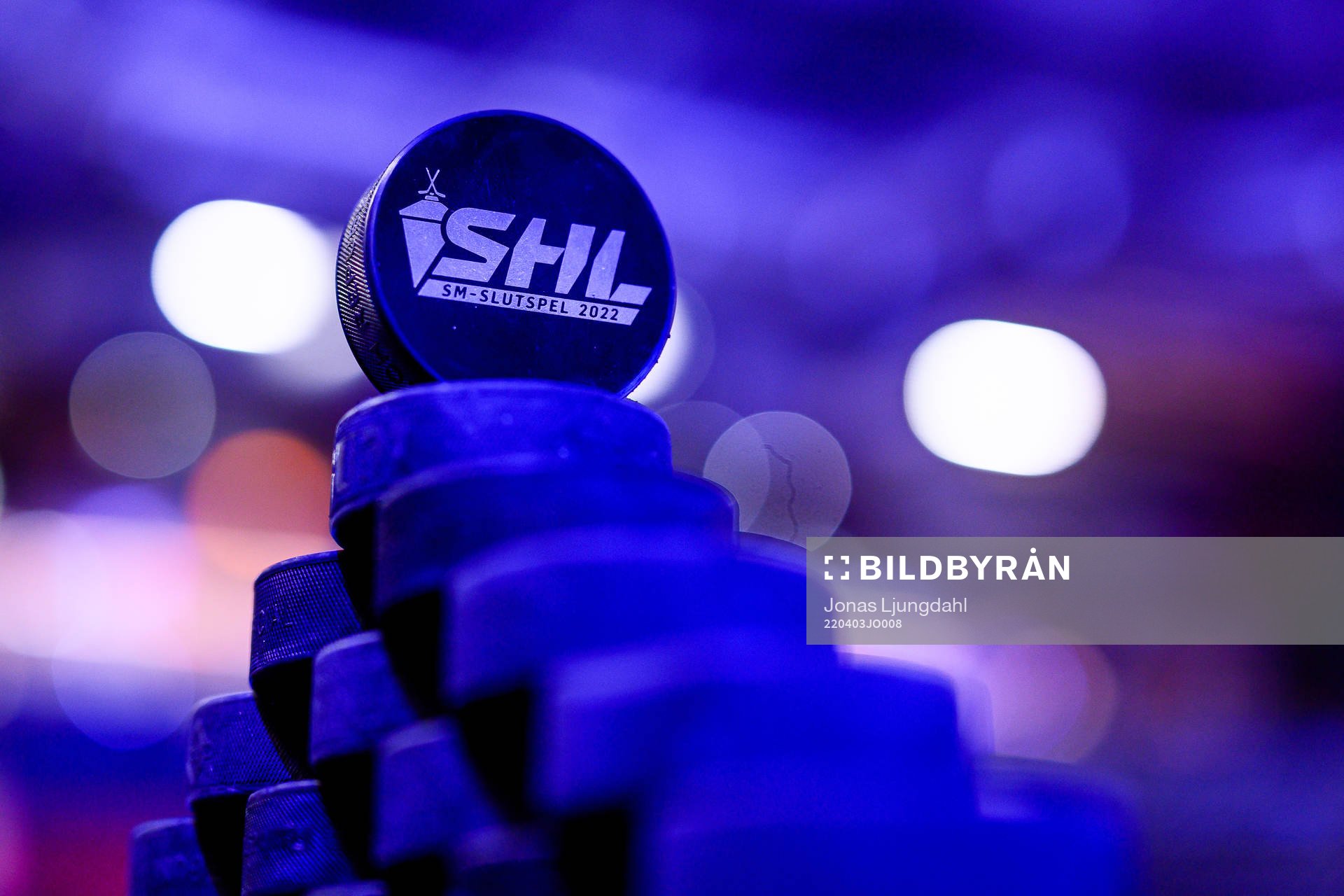 Match puck med SHL logo före kvartsfinal två i SHL mellan