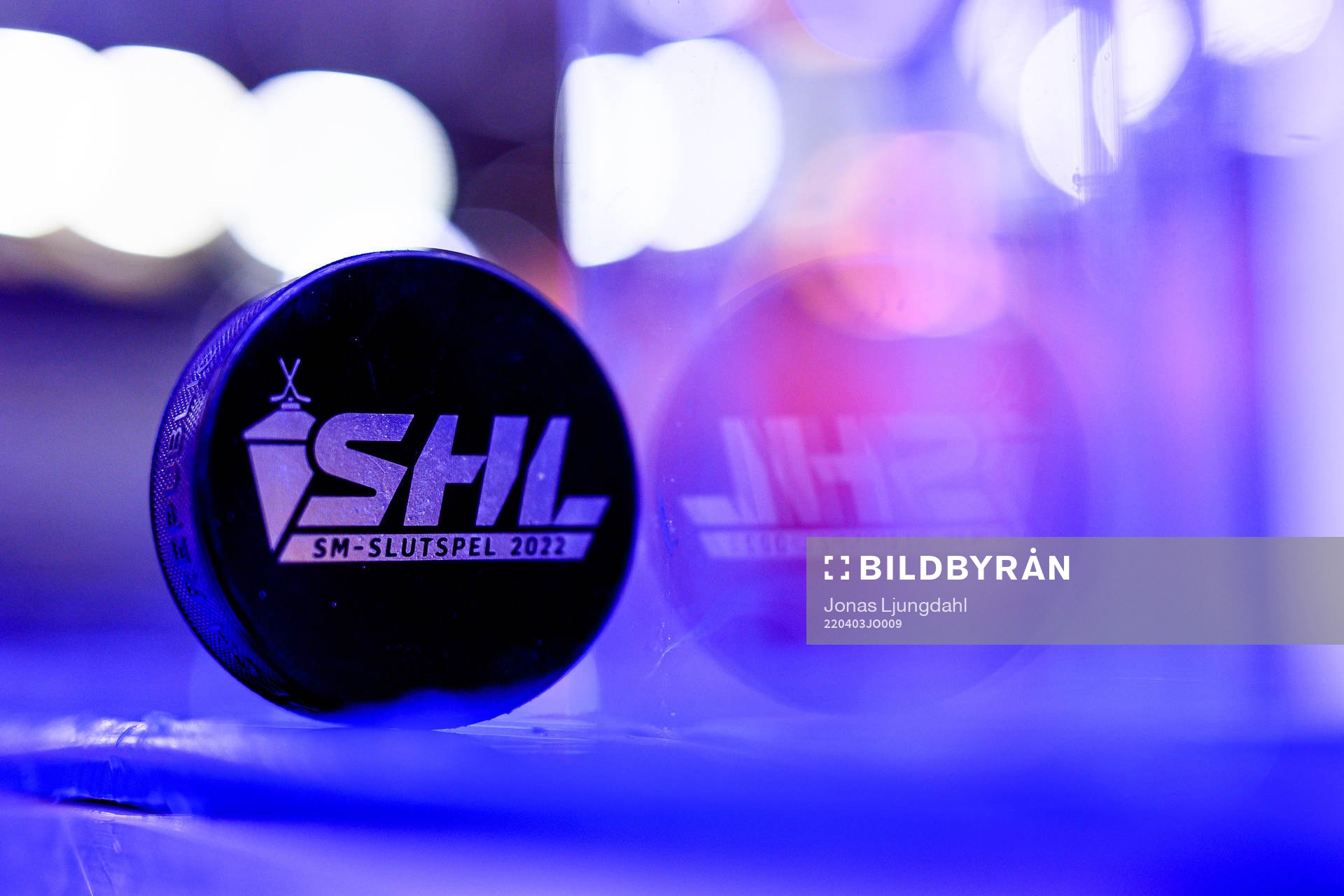 Match puck med SHL logo före kvartsfinal två i SHL mellan