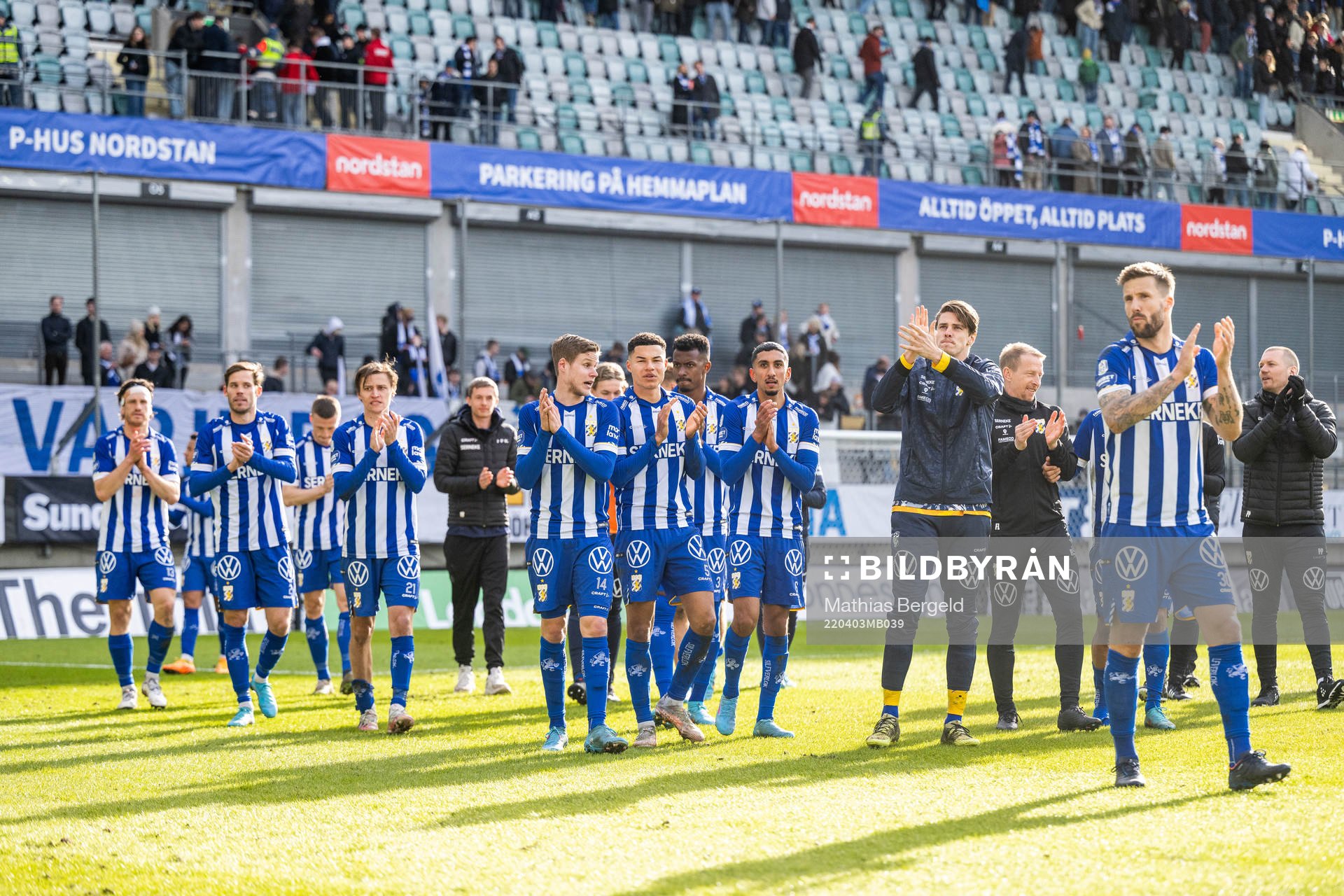 IFK Göteborgs spelare tackar publiken