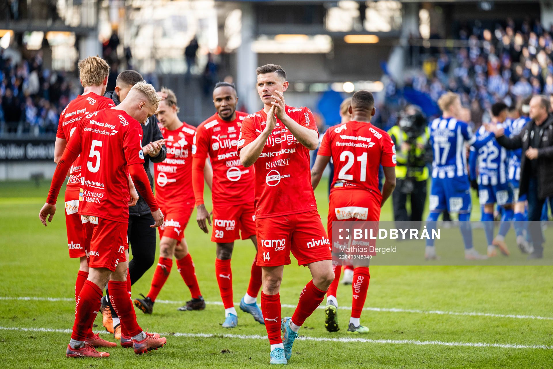 Värnamos Marcus Antonsson tackar supportrarna