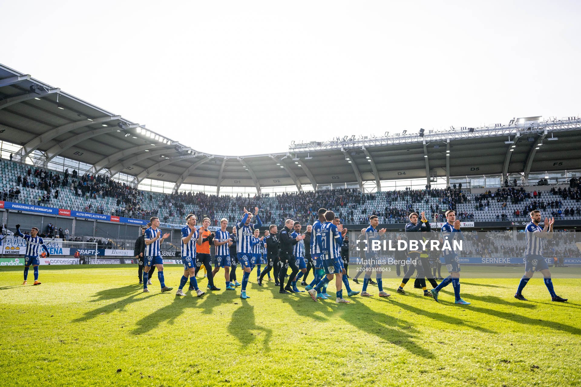 IFK Göteborgs spelare tackar publiken