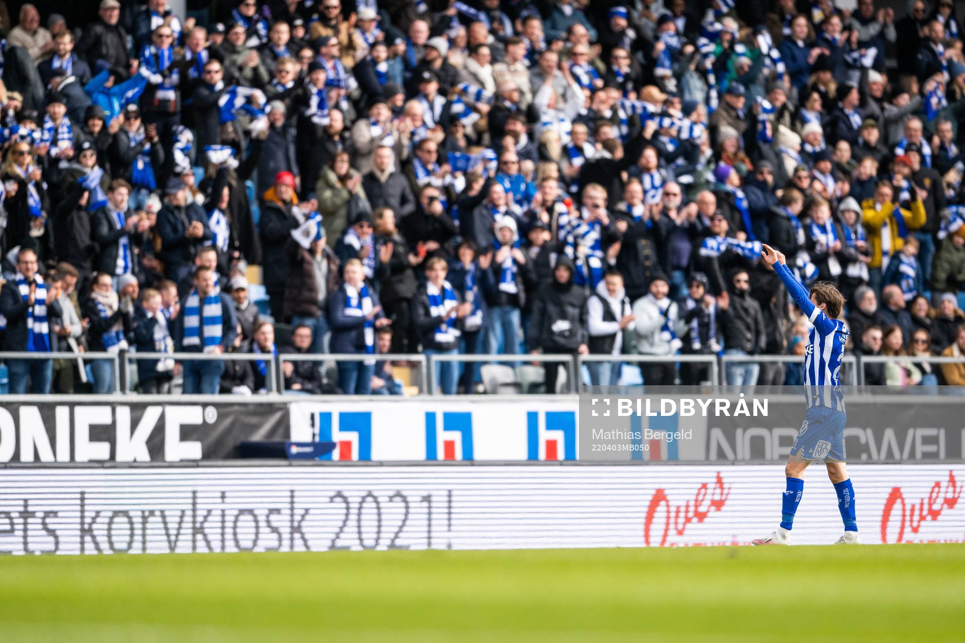 IFK Göteborgs Simon Thern jublar efter att han gjort 1-0 under fotbollsmatchen i Allsvenskan mellan IFK Göteborg och Värnamo den 3 april 2022 i Göteborg.