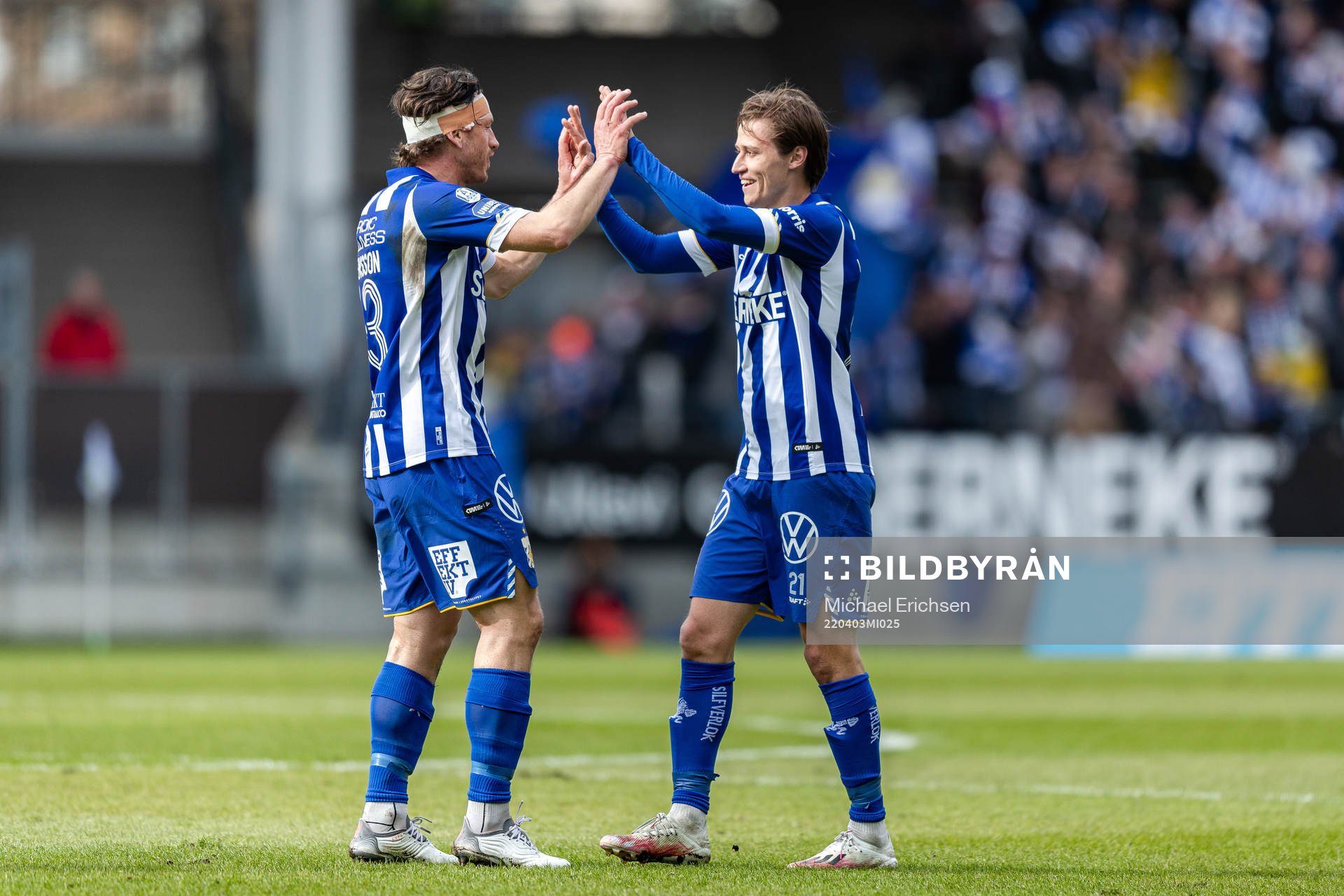 IFK Göteborgs Gustav Svensson och Simon Thern jublar efter 1-0 under fotbollsmatchen i Allsvenskan mellan IFK Göteborg och Värnamo den 3 april 2022 i Göteborg.