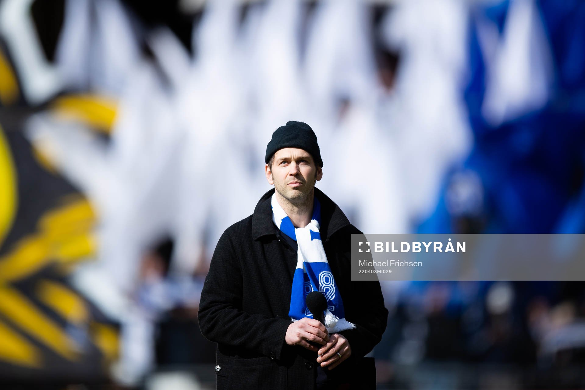 Joel Alme uppträder innan fotbollsmatchen i Allsvenskan