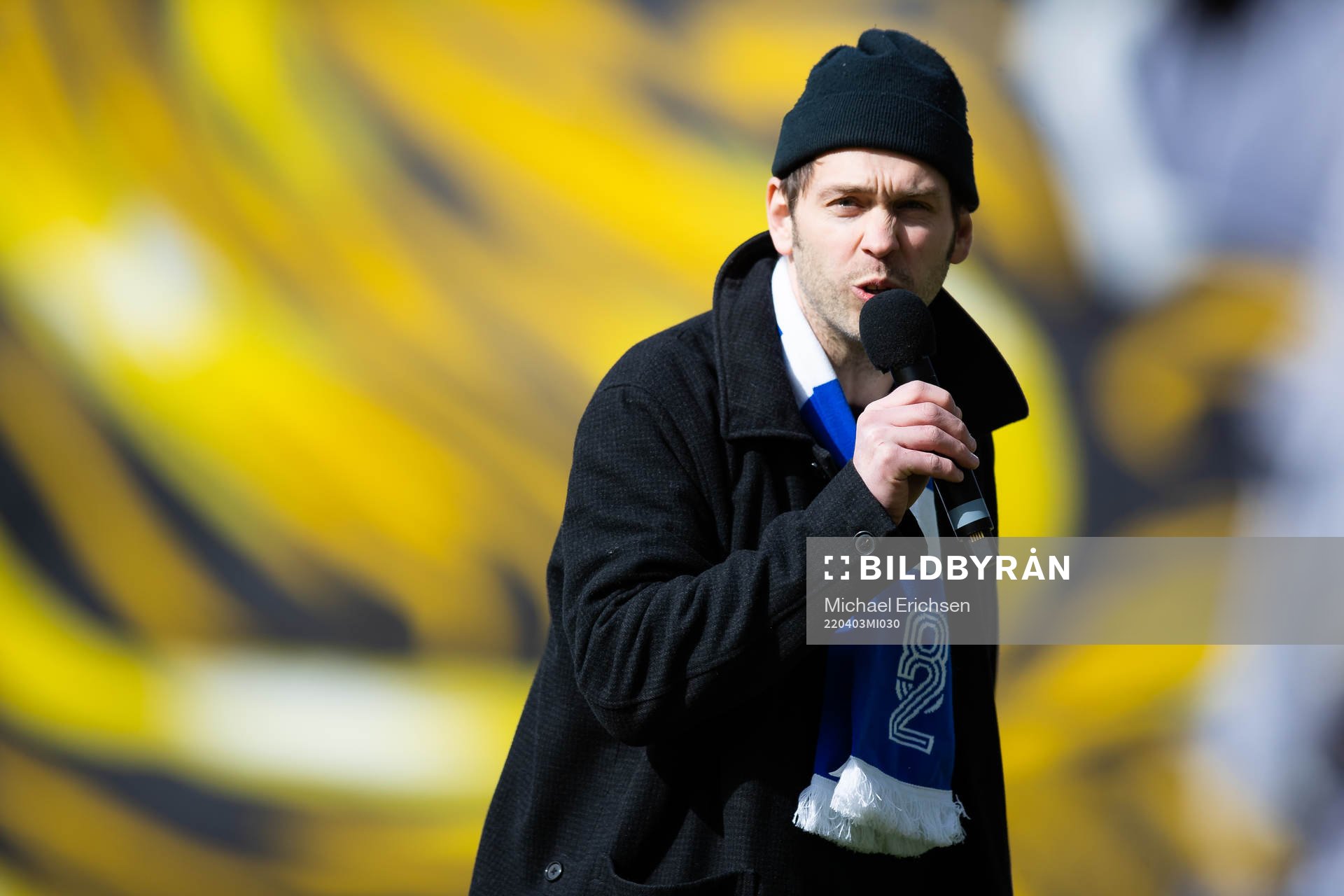 Joel Alme uppträder innan fotbollsmatchen i Allsvenskan