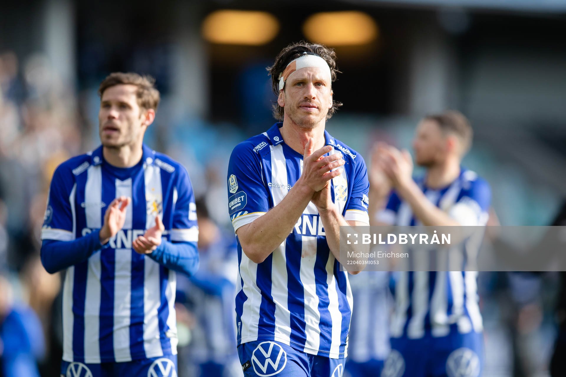 IFK Göteborgs Gustav Svensson tackar publiken