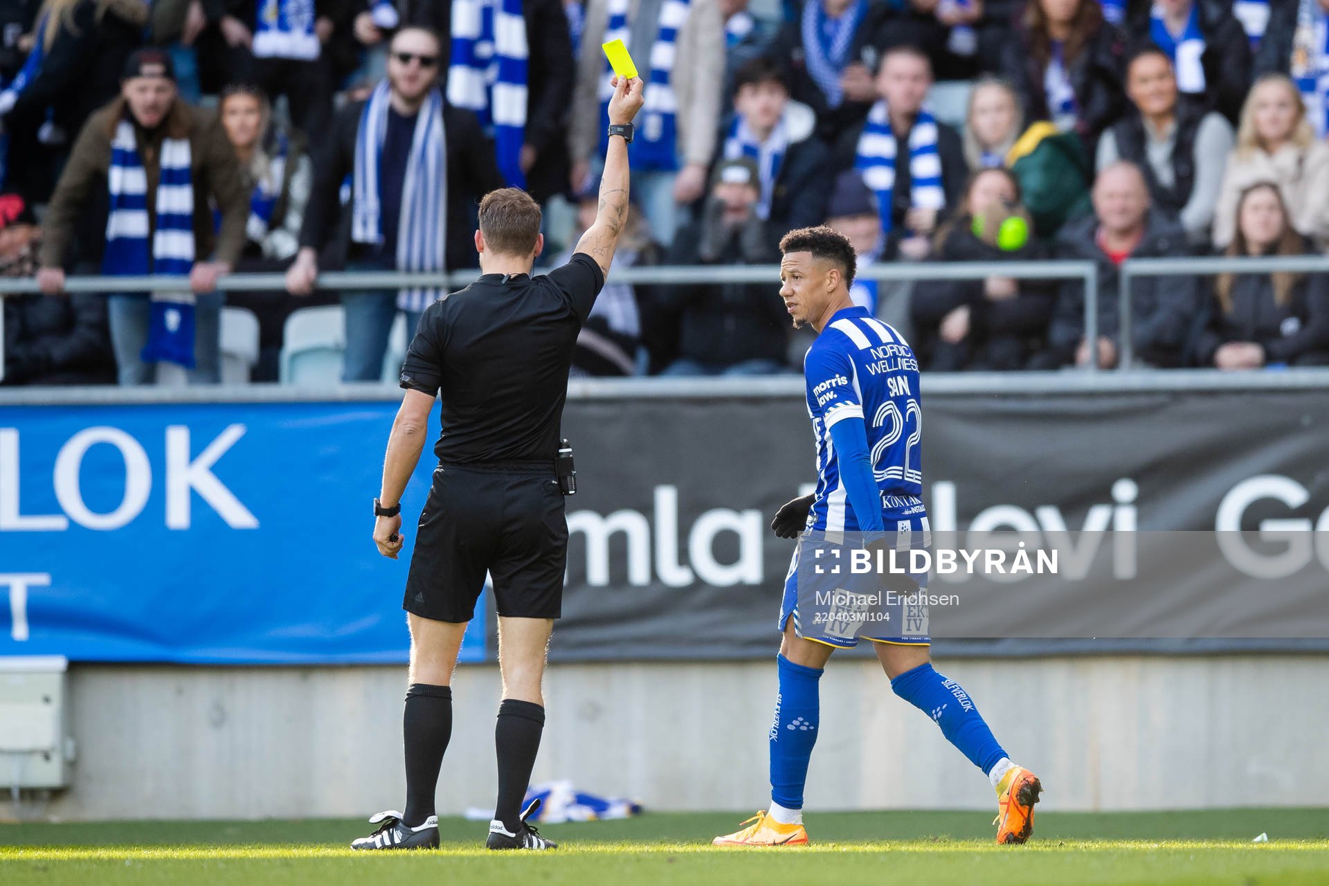 Domare Kristoffer Karlsson ger IFK Göteborgs Tobias Sana ett gult kort under fotbollsmatchen i Allsvenskan mellan IFK Göteborg och Värnamo den 3 april 2022 i Göteborg.
