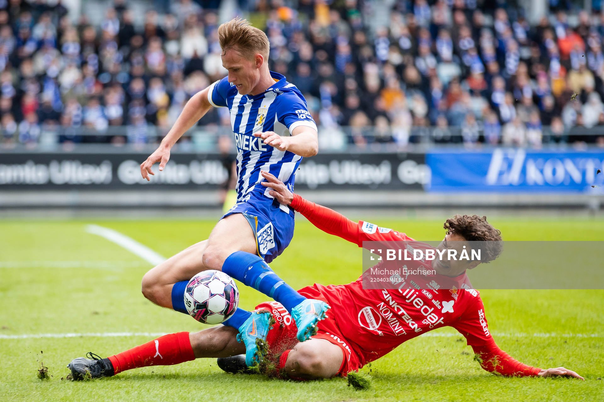 Värnamos Robin Tihi glidtacklar IFK Göteborgs Oscar