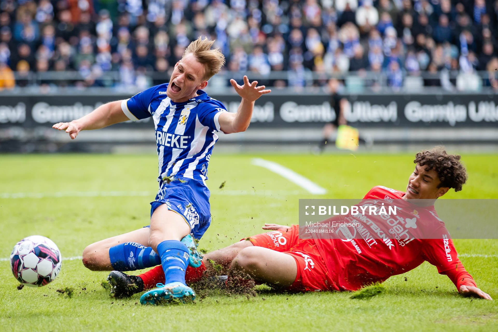 Värnamos Robin Tihi glidtacklar IFK Göteborgs Oscar
