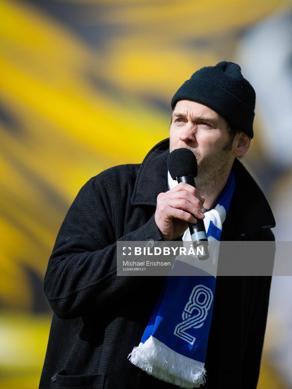 Joel Alme uppträder innan fotbollsmatchen i Allsvenskan