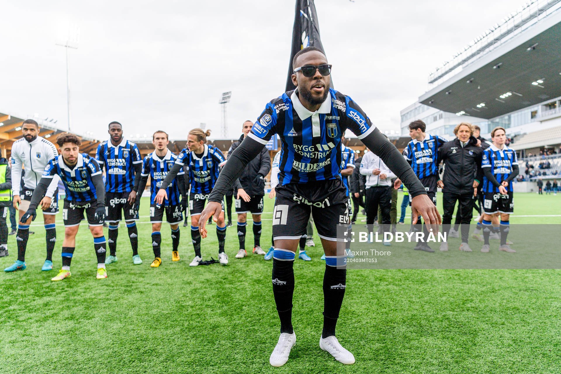 Sirius Christian Kouakou jublar efter fotbollsmatchen i Allsvenskan mellan Sirius och GIF Sundsvall den 3 april 2022 i Uppsala. 