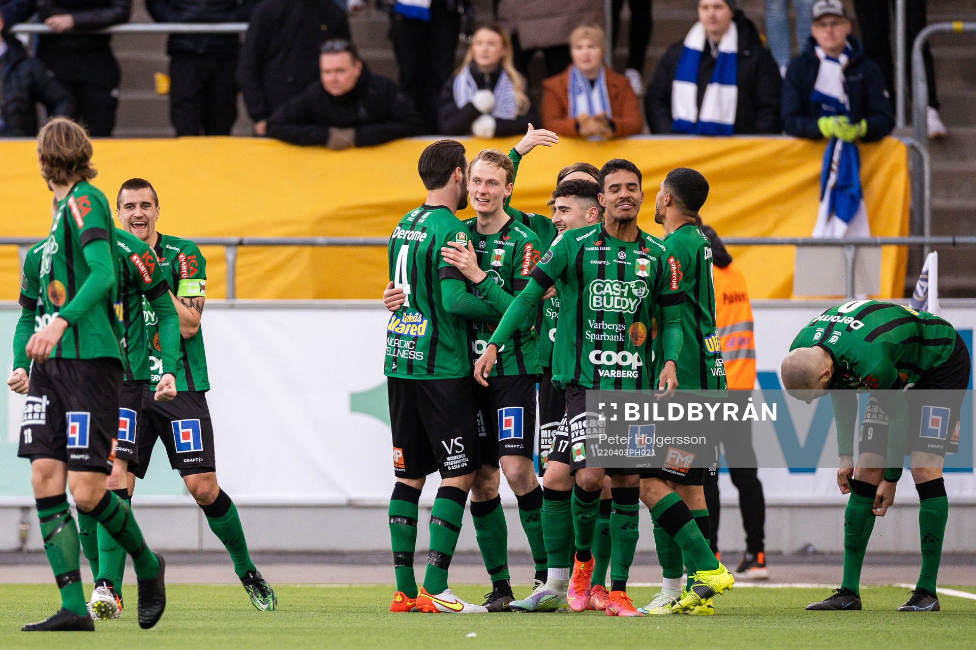 Varbergs spelare jublar efter 0-1 av Alexander Johansson under fotbollsmatchen i Allsvenskan mellan IFK Norrköping och Varberg den 3 april 2022 i Norrköping.