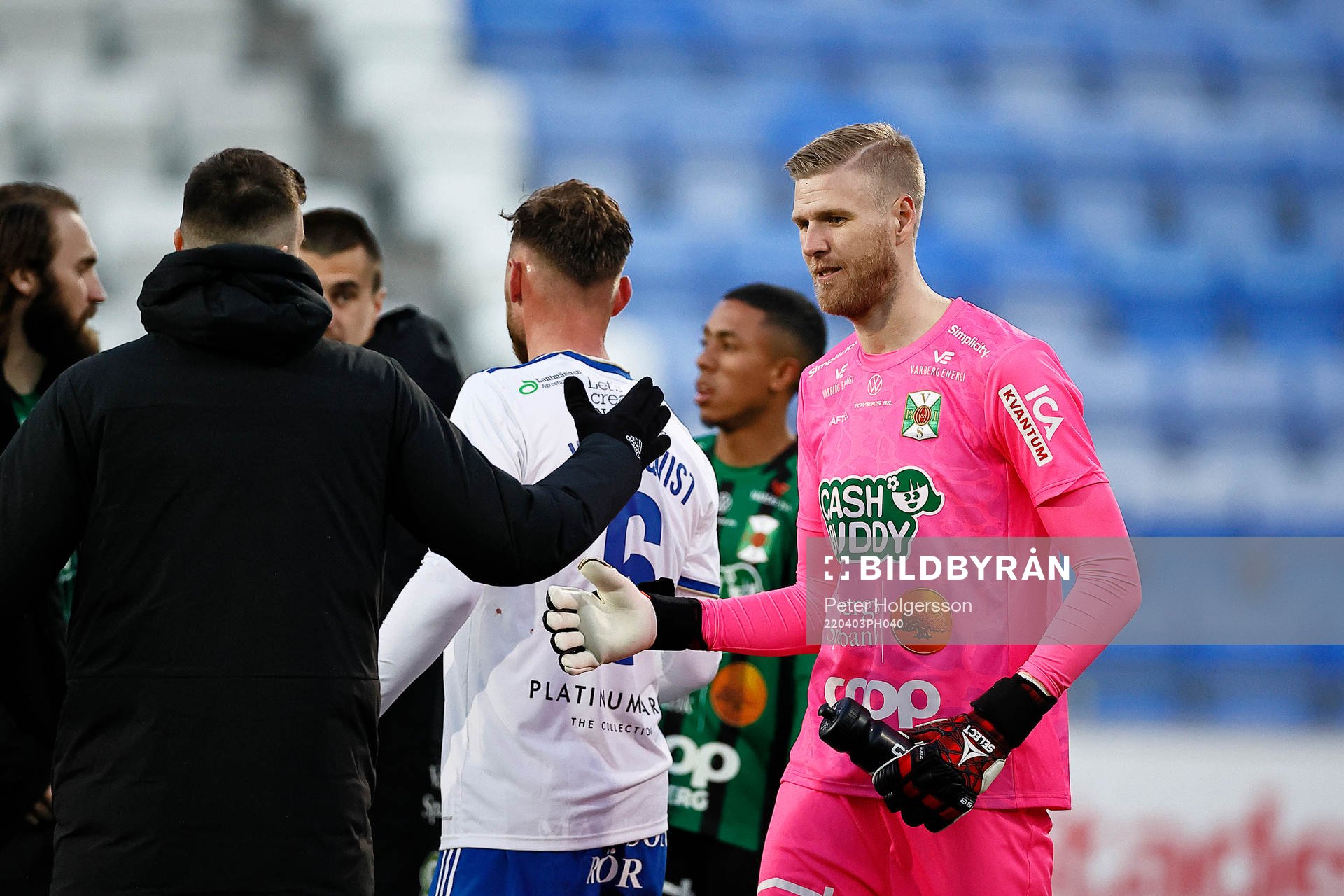 Varbergs målvakt Fredrik Andersson under fotbollsmatchen i Allsvenskan mellan IFK Norrköping och Varberg den 3 april 2022 i Norrköping.