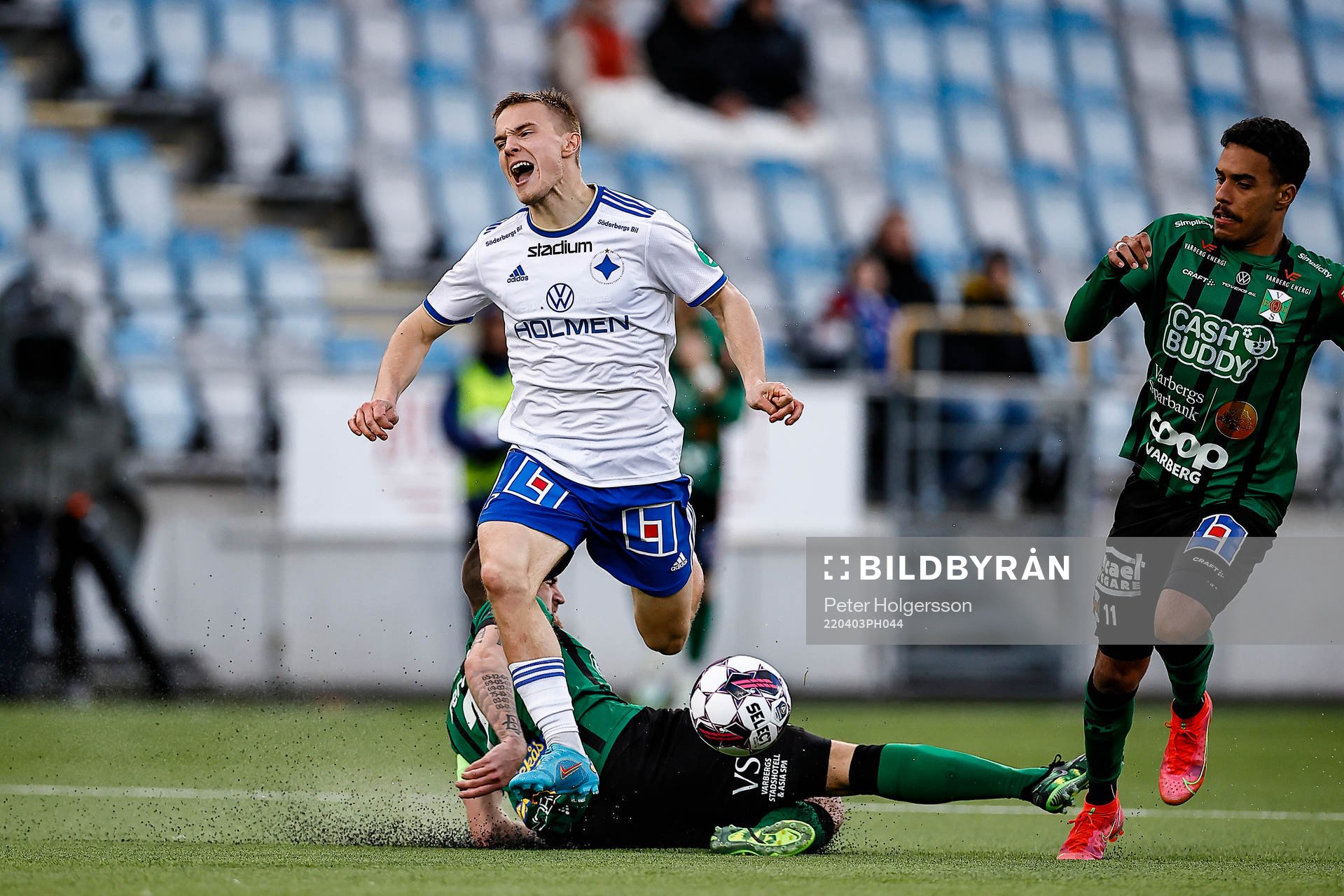 IFK Norrköpings Jacob Ortmark fälls av Varbergs Jon