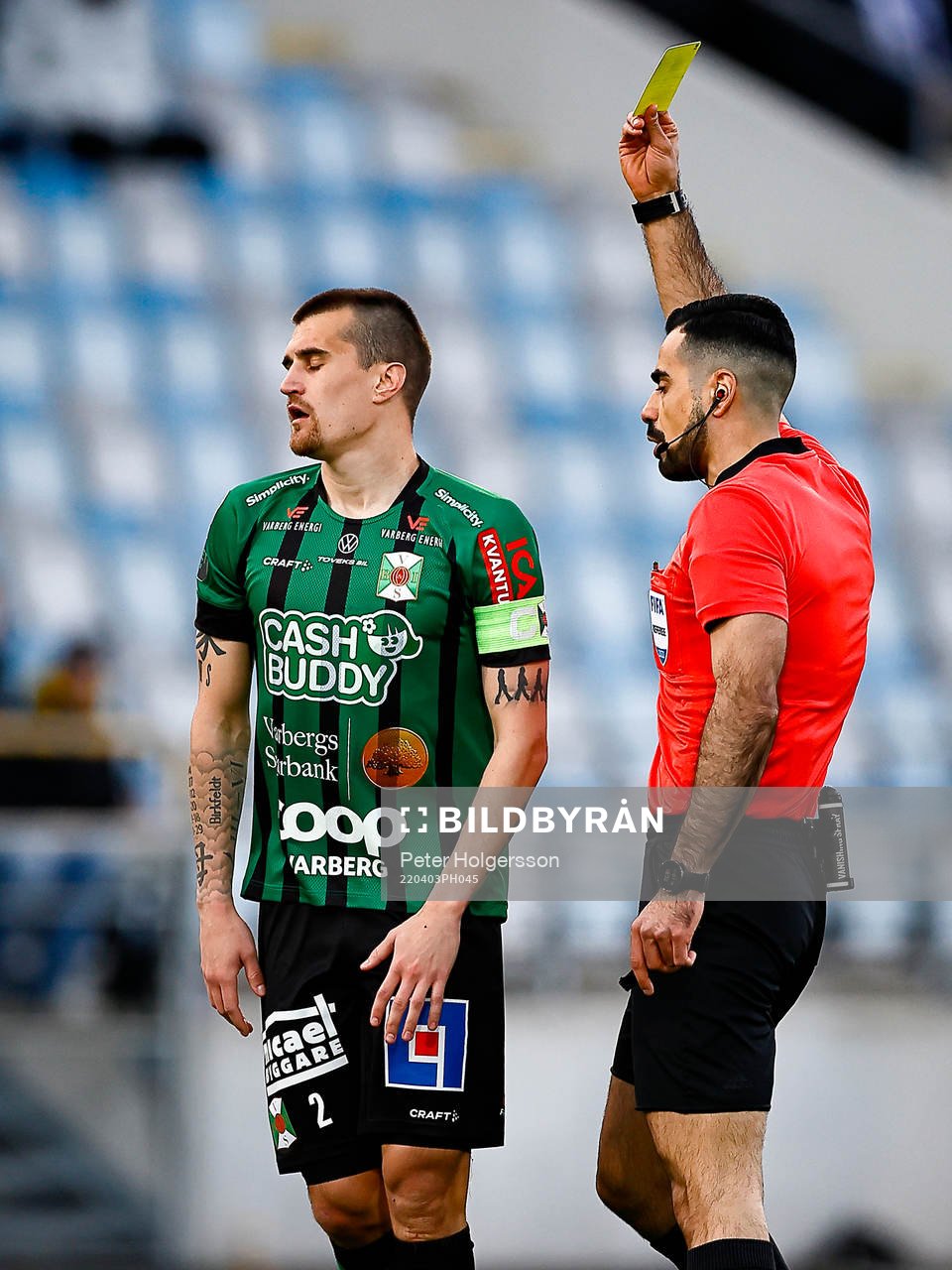 Varbergs Jon Birkfeldt som får varning av domare Mohammed