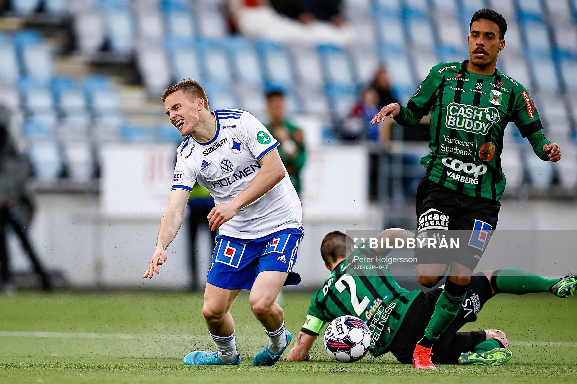 IFK Norrköpings Jacob Ortmark fälls av Varbergs Jon