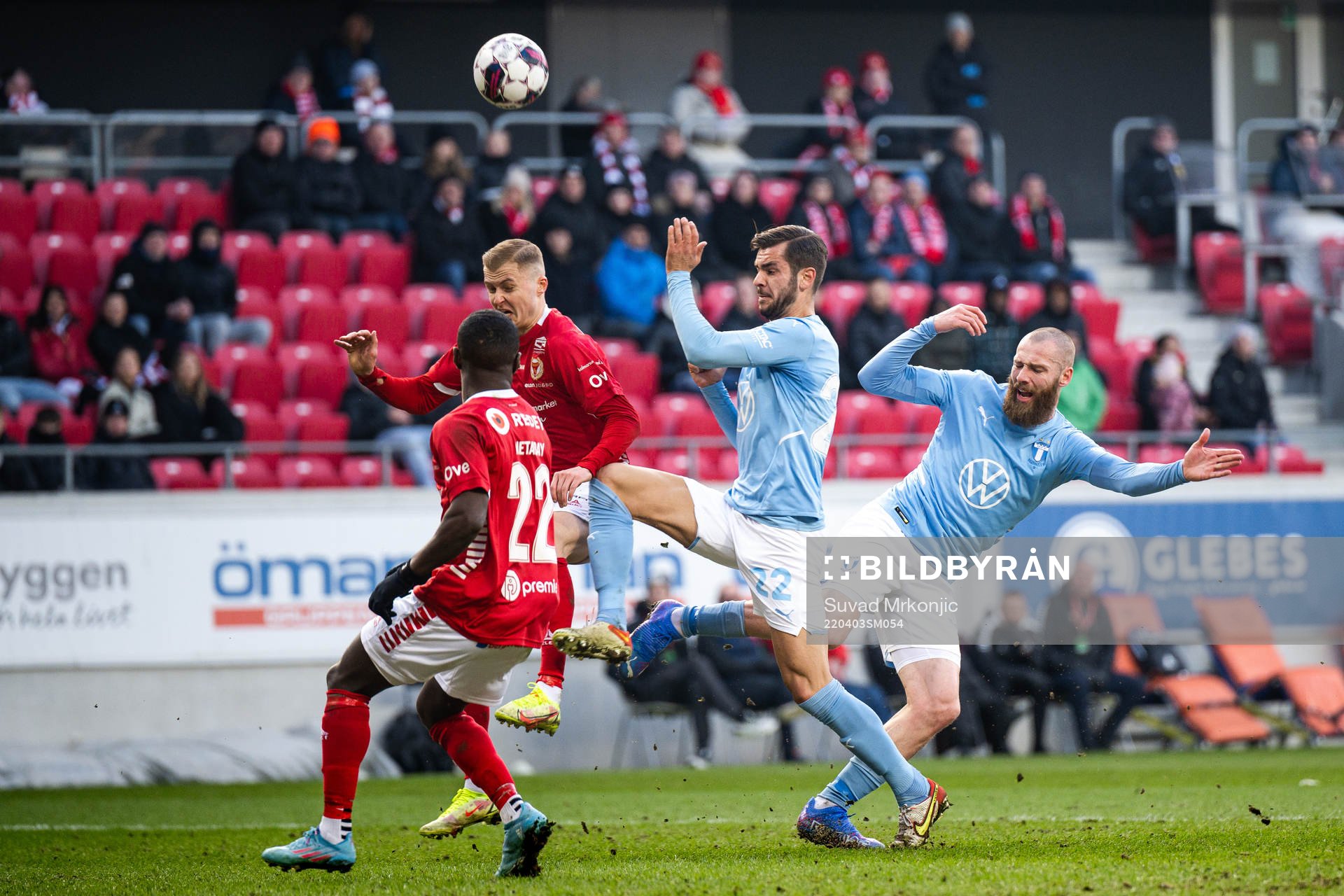 Kalmars Nahom Girmai Netabay försvarar mot Malmö FFs Adi
