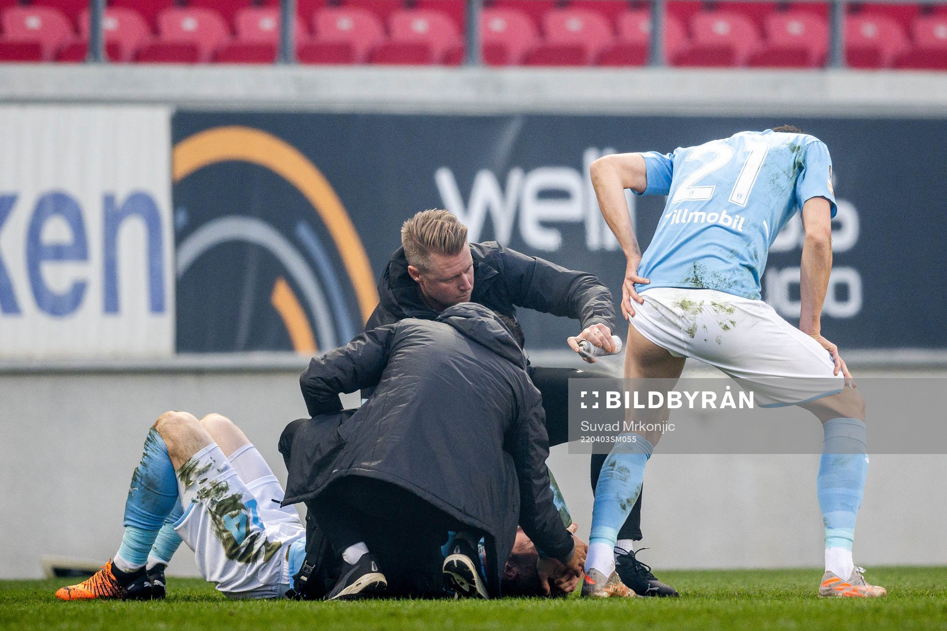 Malmö FFs Lasse Nielsen och Dennis Hadzikadunic  får vård