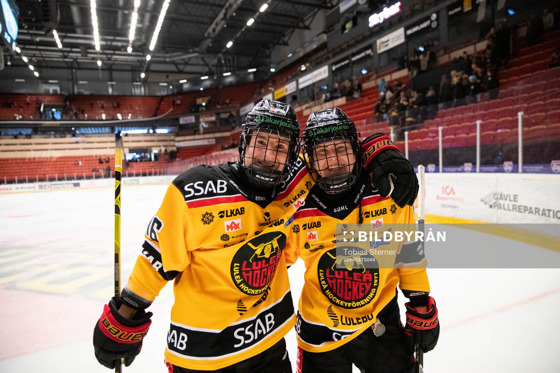 Luleås Petra Nieminen och Noora Tulus jublar