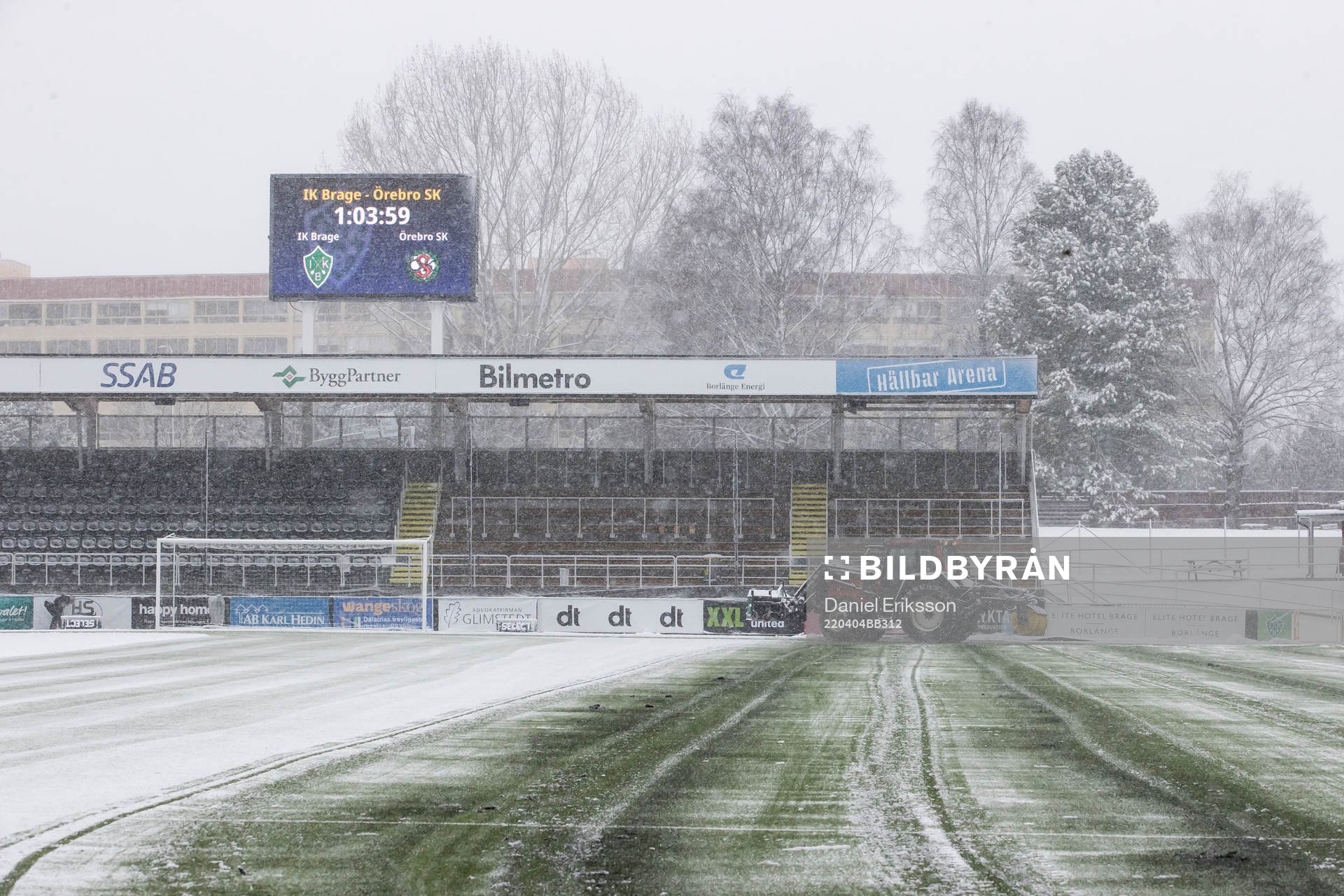 Plogning av planen innan fotbollsmatchen i Superettan