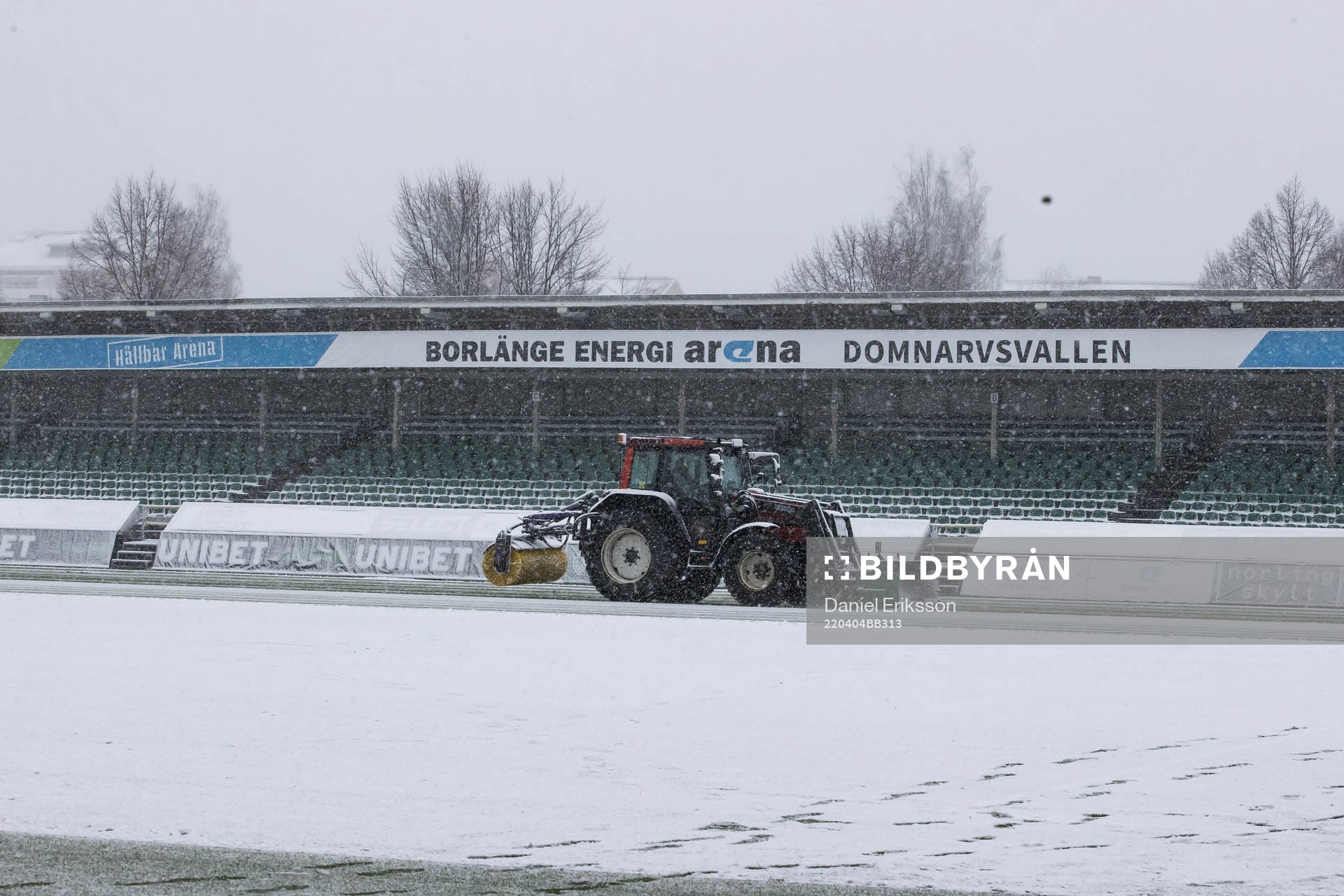 Plogning av planen innan fotbollsmatchen i Superettan