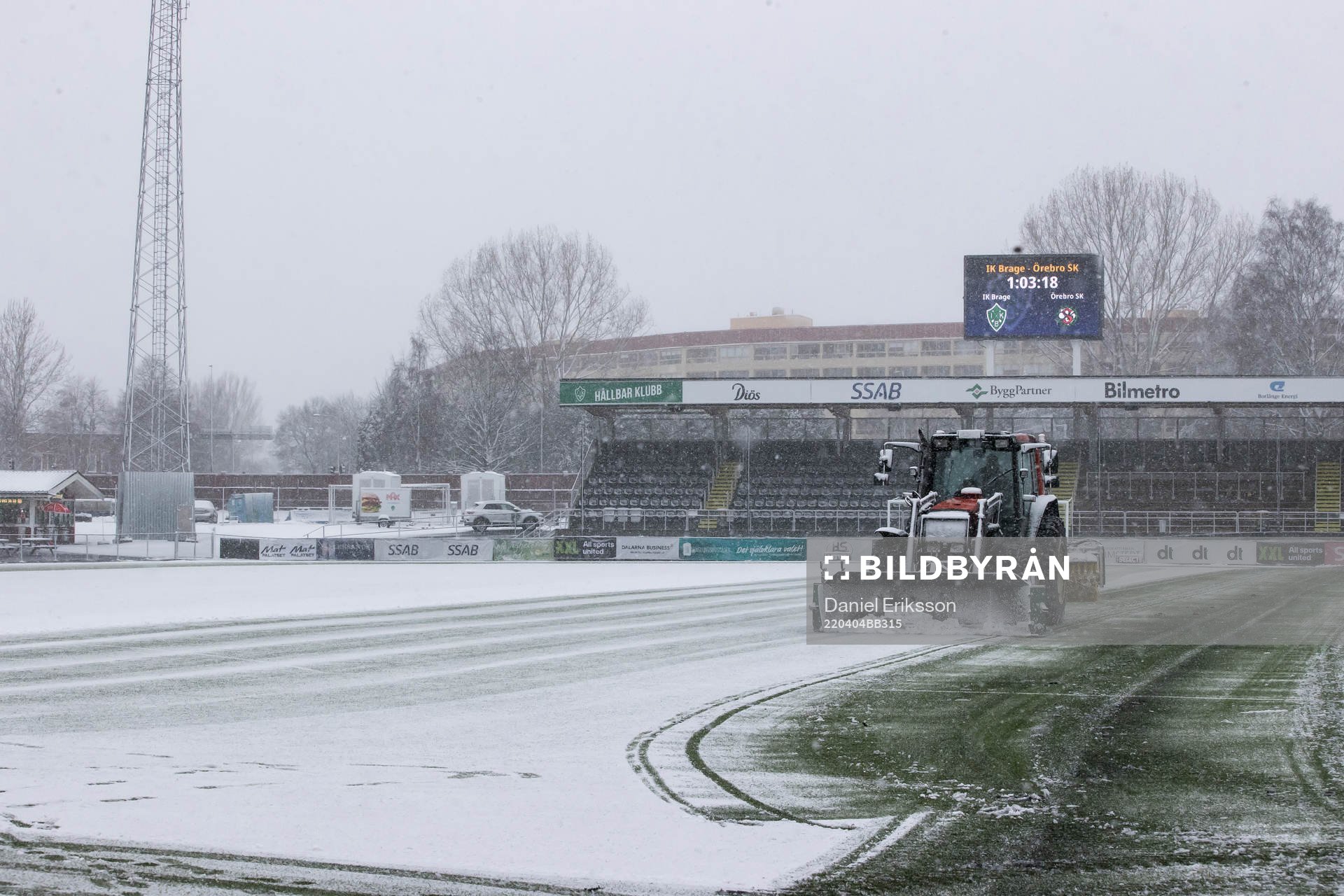 Plogning av planen innan fotbollsmatchen i Superettan