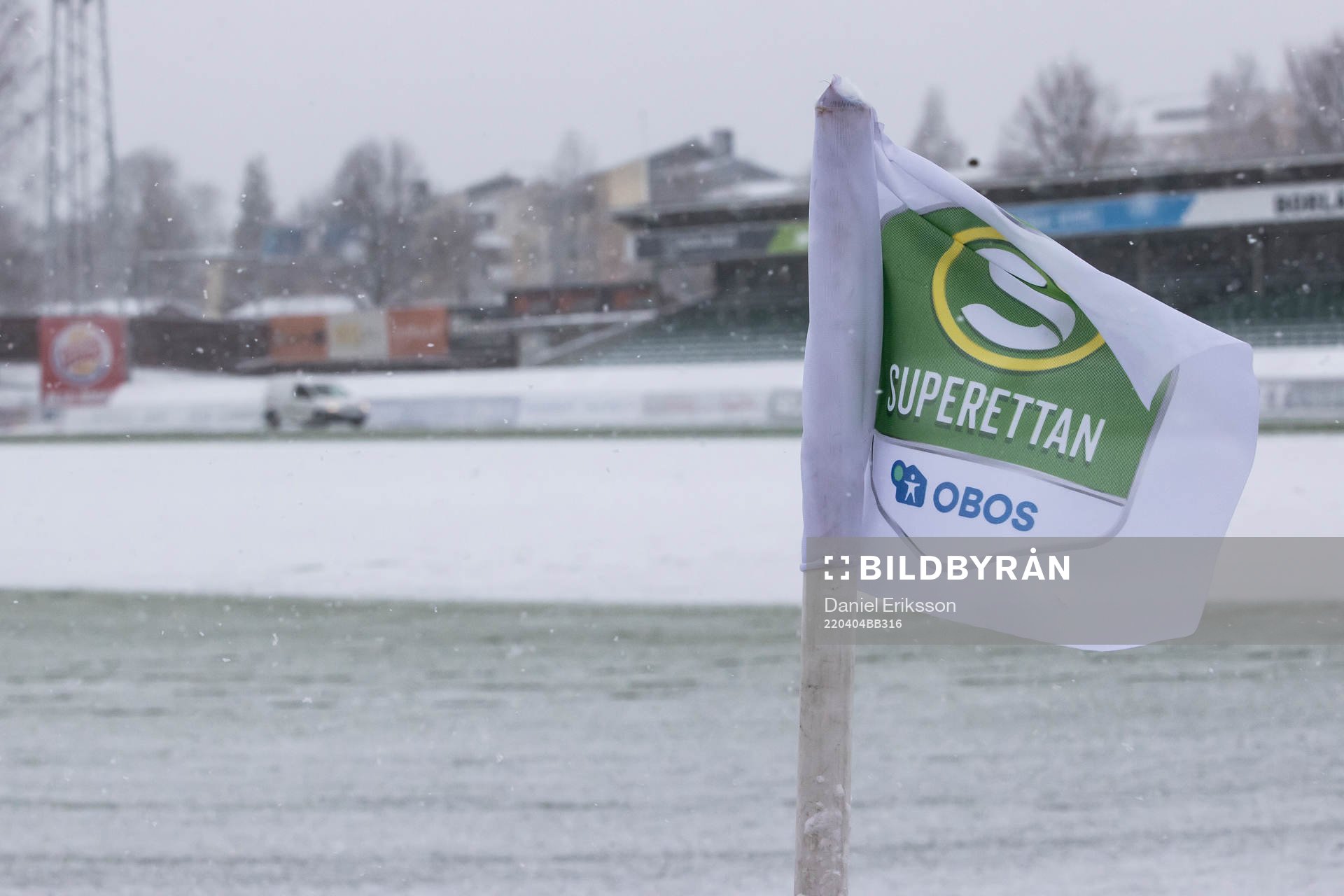 Flagga innan fotbollsmatchen i Superettan mellan Brage och