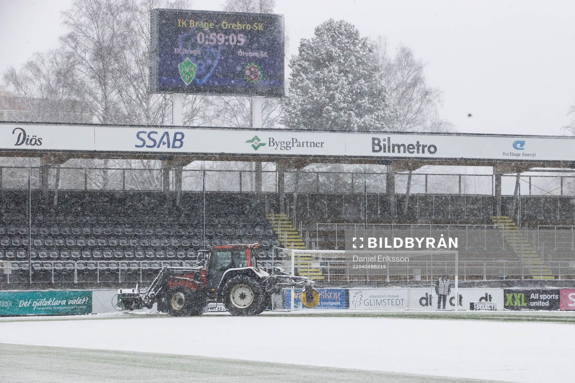 Plogning av planen innan fotbollsmatchen i Superettan