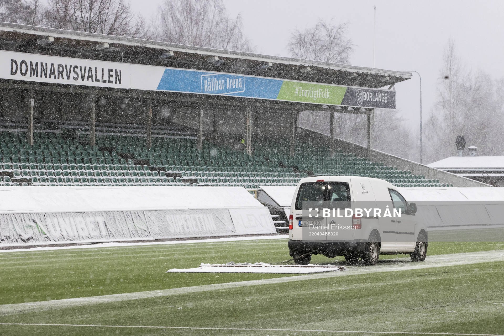 Plogning av planen innan fotbollsmatchen i Superettan